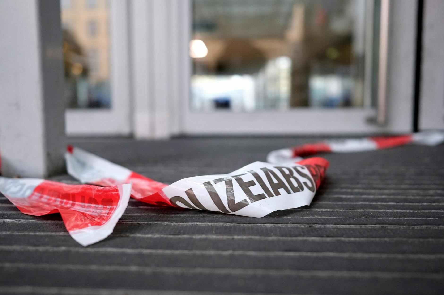 Absperrband der Polizei liegt vor dem geschlossenen Einkaufszentrum Altmarkt-Galerie.