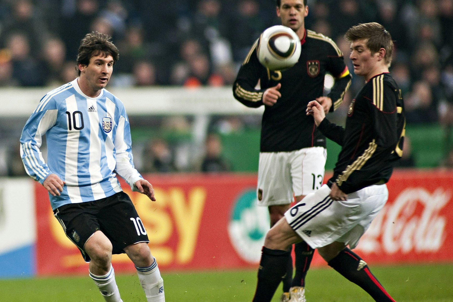 Zwei ostdeutsche Fußball-Legenden und Lionel Messi (r.) bei einem Testspiel im März 2010
