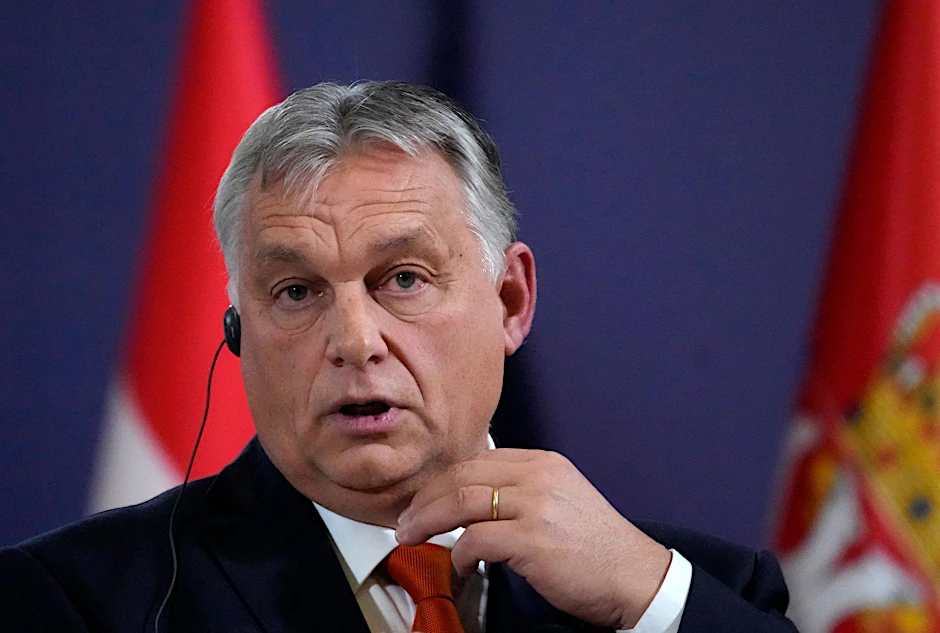 Ungarns Ministerpräsident Viktor Orbán zeigt sich amüsiert über den Korruptionsskandal im EU-Parlament.