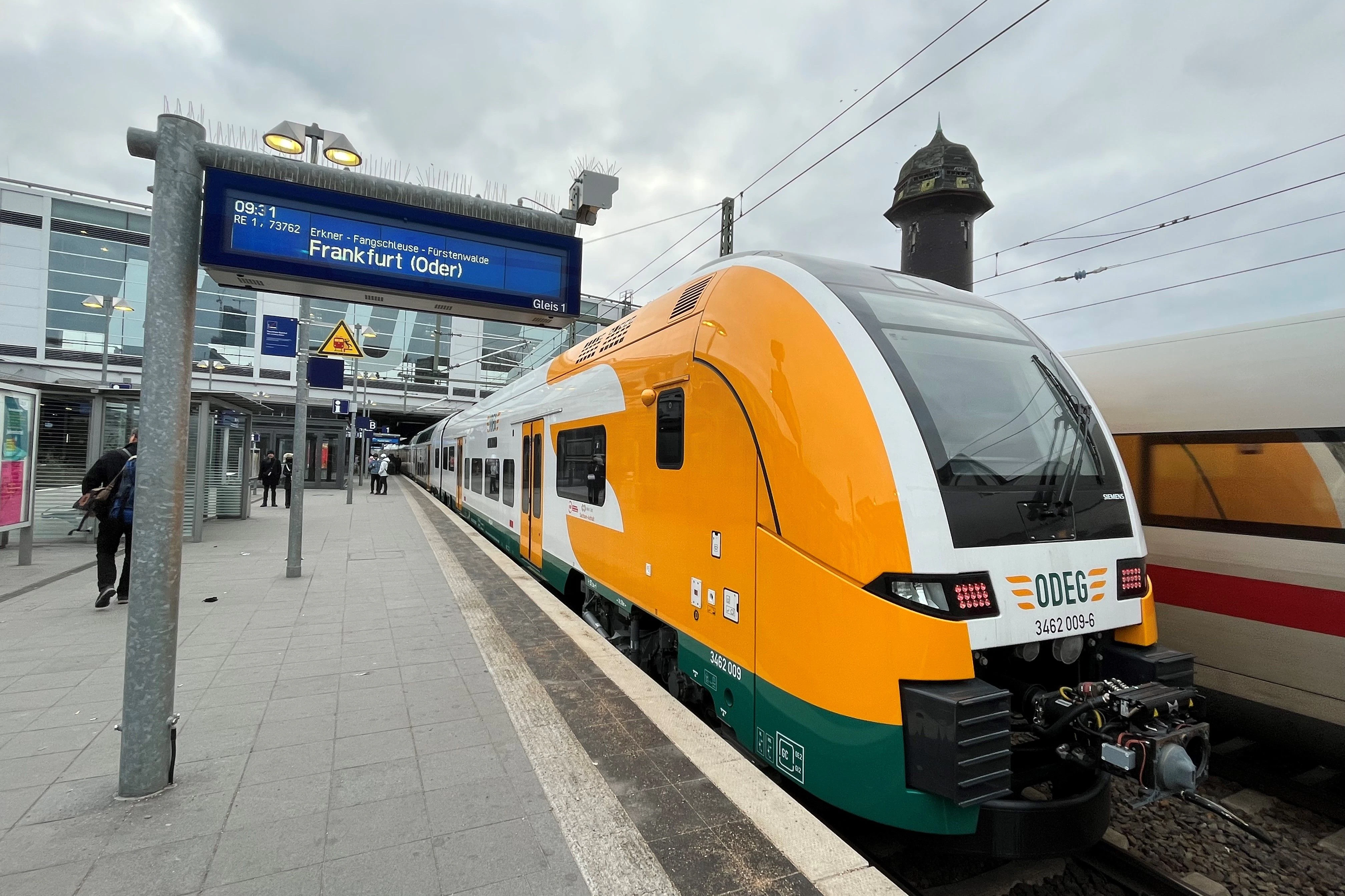 Ein Zug der Ostdeutschen Eisenbahn nach Frankfurt (Oder) hält im Bahnhof Berlin Ostkreuz. Bis 21. April ist die Strecke ab Erkner unterbrochen. An diesem Wochenende beginnt der Schienenersatzverkehr schon am Ostkreuz.&nbsp;