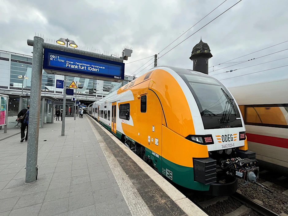 Ein Zug der Ostdeutschen Eisenbahn (ODEG) im Bahnhof Berlin Ostkreuz. Über 28 Jahre lang waren auf der Linie RE1 Züge der DB unterwegs. Seit 11. Dezember fährt die ODEG nach Frankfurt.