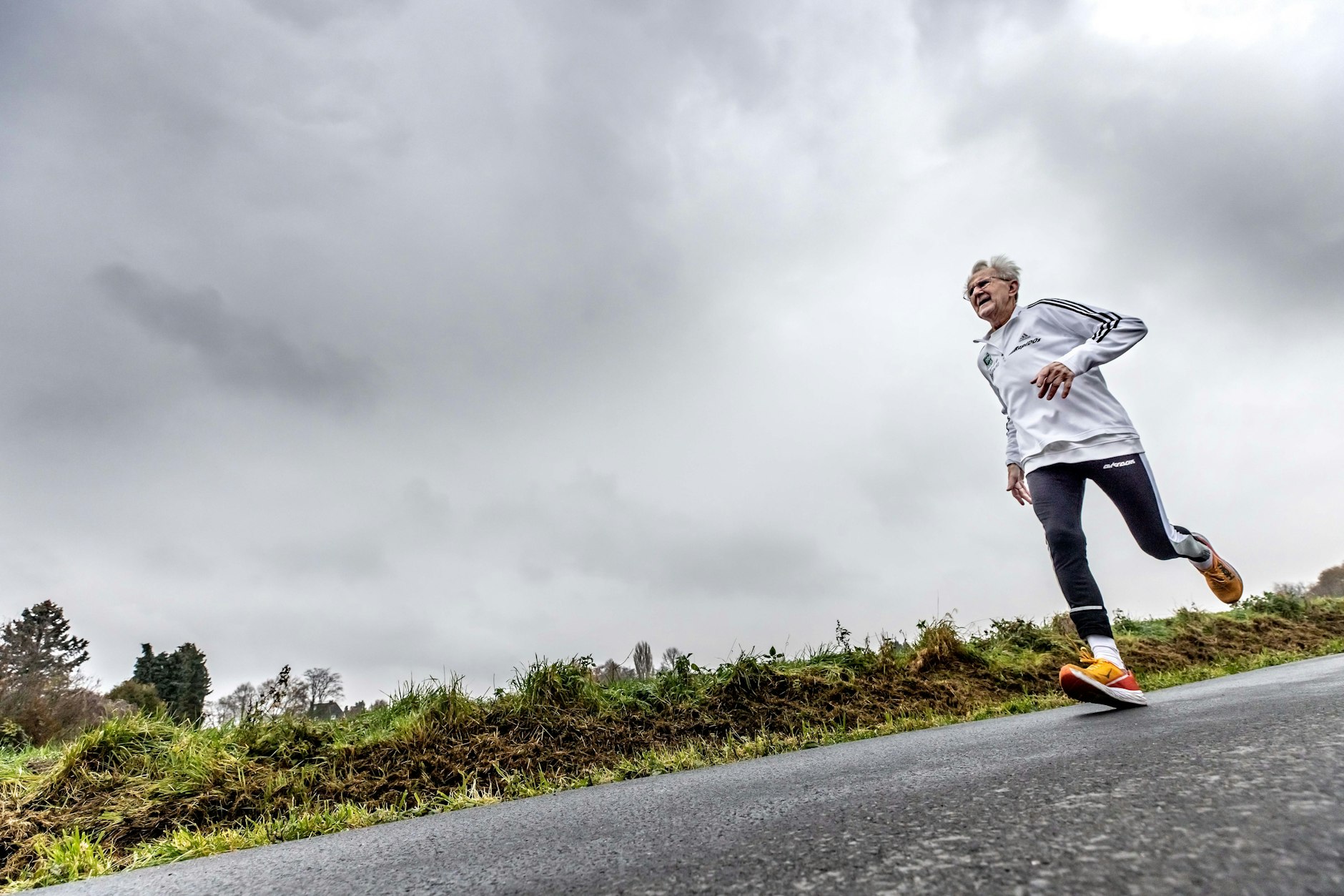 Läuft gut! Mit 85 Jahren nimmt der Dortmunder Langstreckenläufer Klemens Wittig noch immer regelmäßig an Wettkämpfen teil. In seiner Altersklasse hält er den Weltrekord über zehn Kilometer und den Europarekord im Halbmarathon.