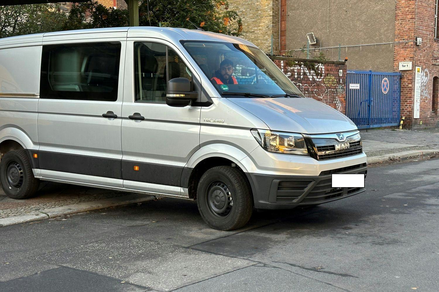 Dieser MAN-Transporter parkte vor dem Geldautomaten quer auf dem Trottoir der Luckenwalder Straße, auch hier sieht man den Verdächtigen am Steuer.