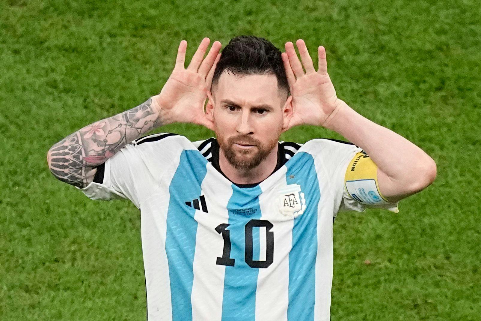 Lionel Messi wusste genau, welche Wirkung diese Geste in Richtung Louis van Gaal haben würde.