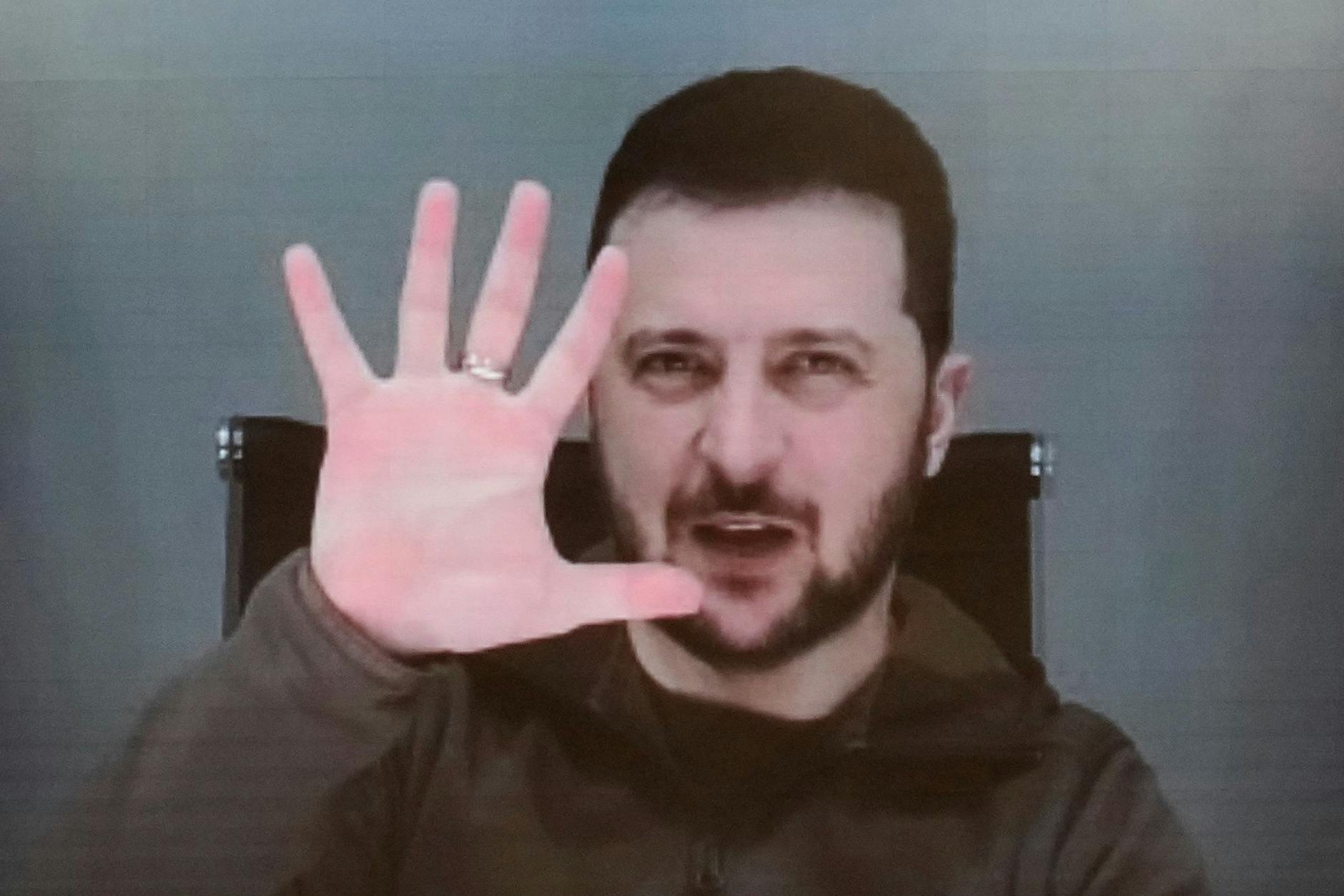 Wolodymyr Selenskyj erscheint nicht nur in Träumen, sondern auch per Video. Hier bei der Plenarsitzung der Parlamentarischen Versammlung der Nato im November.