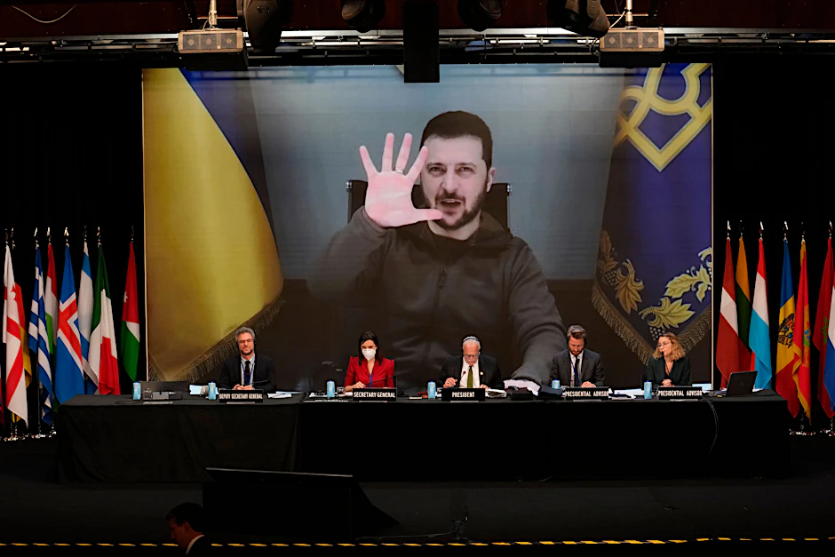 Wolodymyr Selenskyj erscheint nicht nur in Träumen, sondern auch per Video. Hier bei der Plenarsitzung der Parlamentarischen Versammlung der Nato im November.