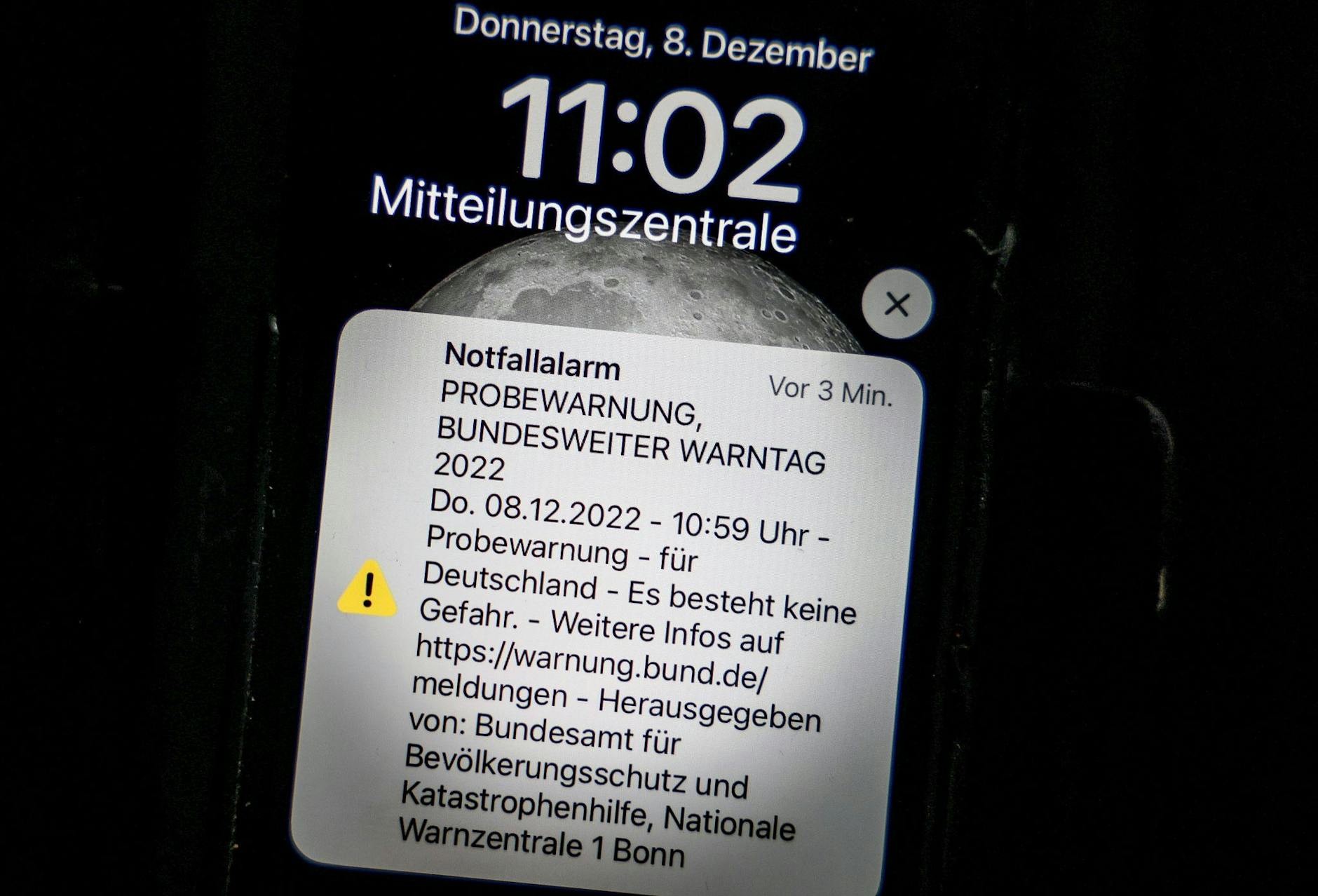 Eine Probewarnung, die über Cell Broadcasting versandt wurde, als Push-Nachricht auf einem Smartphone.