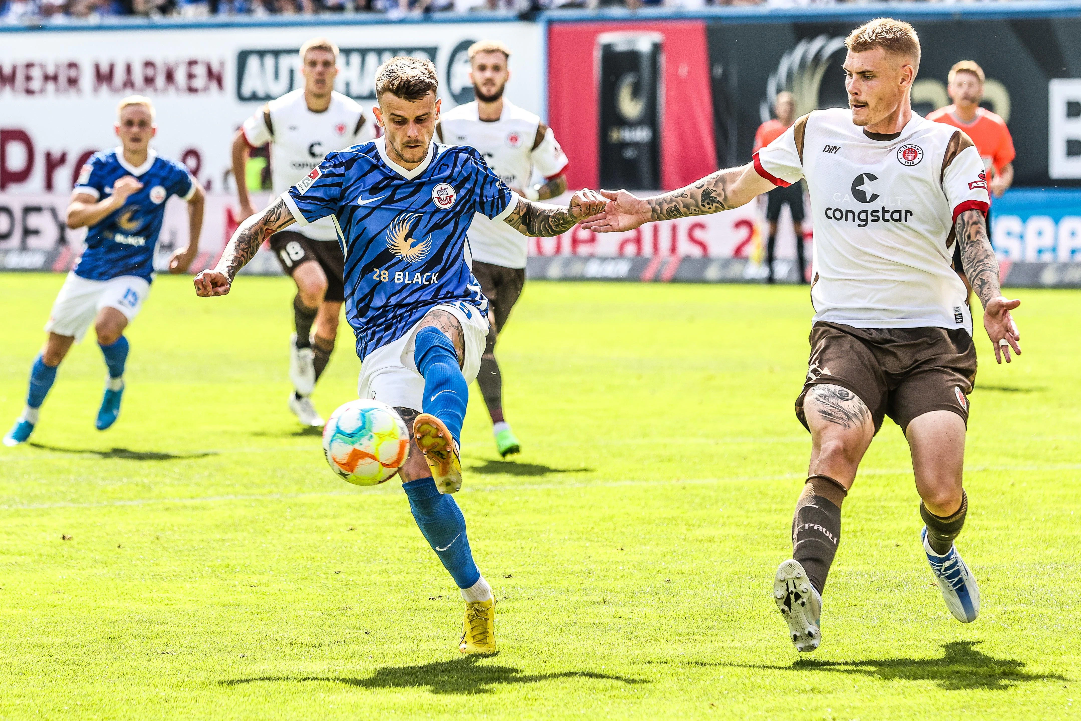 Sebastien Thill (vorne l.) ist bei Hansa Rostock momentan nur als Joker gefragt.