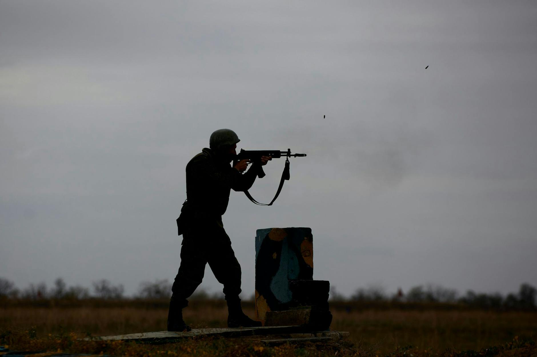 Ein russischer Rekrut während einer Schießübung in Stawropol. Berichten zufolge nutzt die russische Armee auch veraltete Munition.