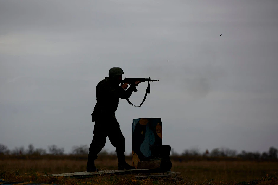 Ein russischer Rekrut während einer Schießübung in Stawropol. Berichten zufolge nutzt die russische Armee auch veraltete Munition.