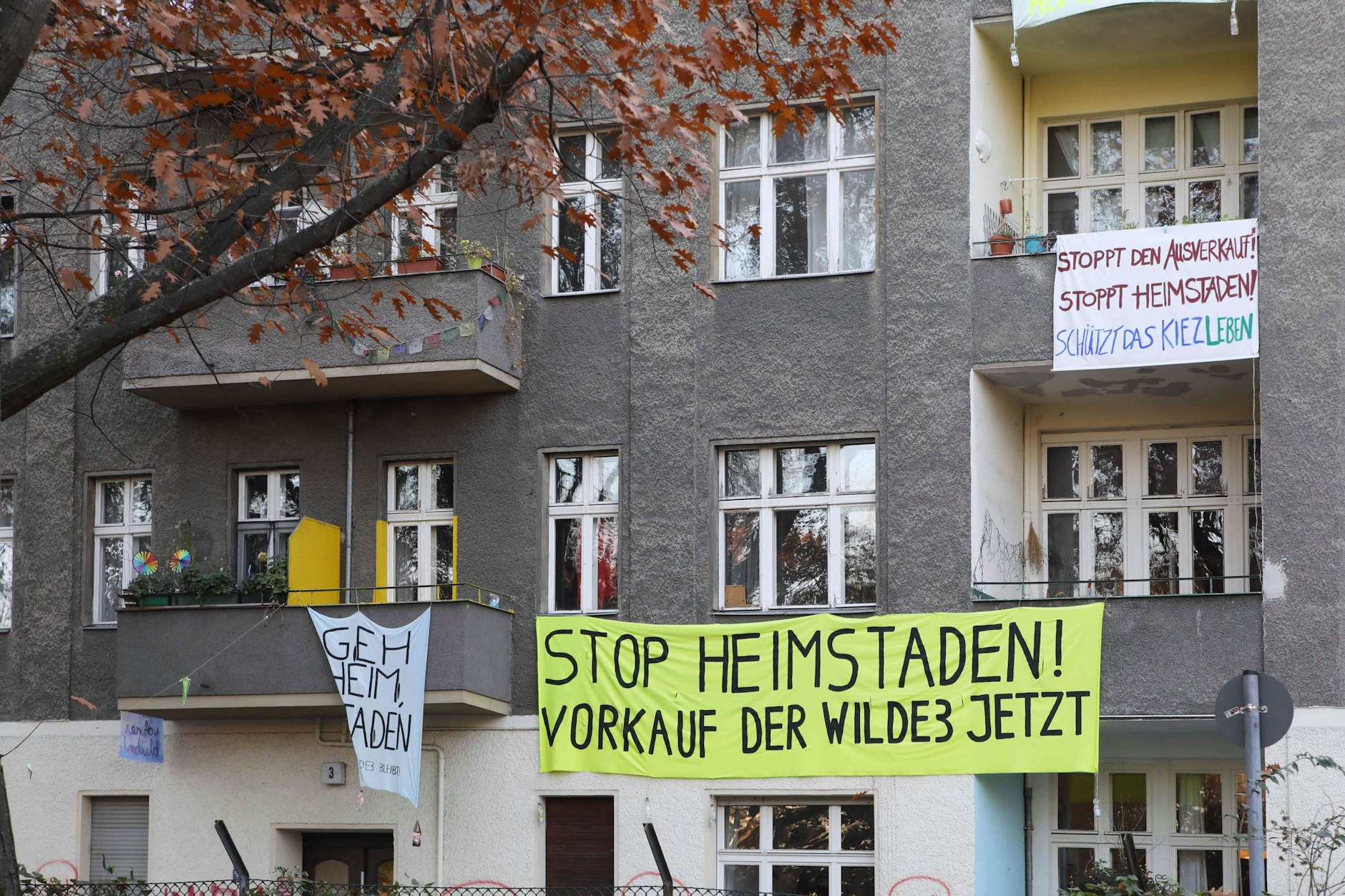 Vor zwei Jahren: Mieter in Neukölln wehren sich gegen den Erwerb ihres Hauses durch den schwedischen Konzern Heimstaden.
