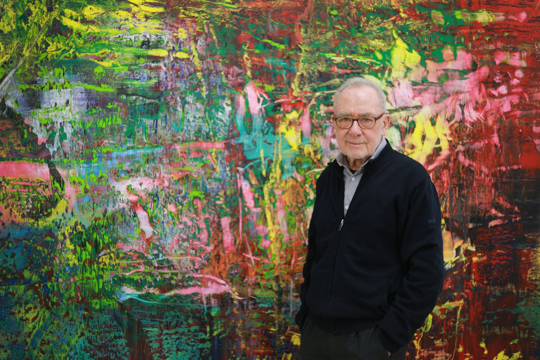 Gerhard Richter im Jahr 2016 in seinem Kölner Atelier vor einer seiner großen Abstraktionen.