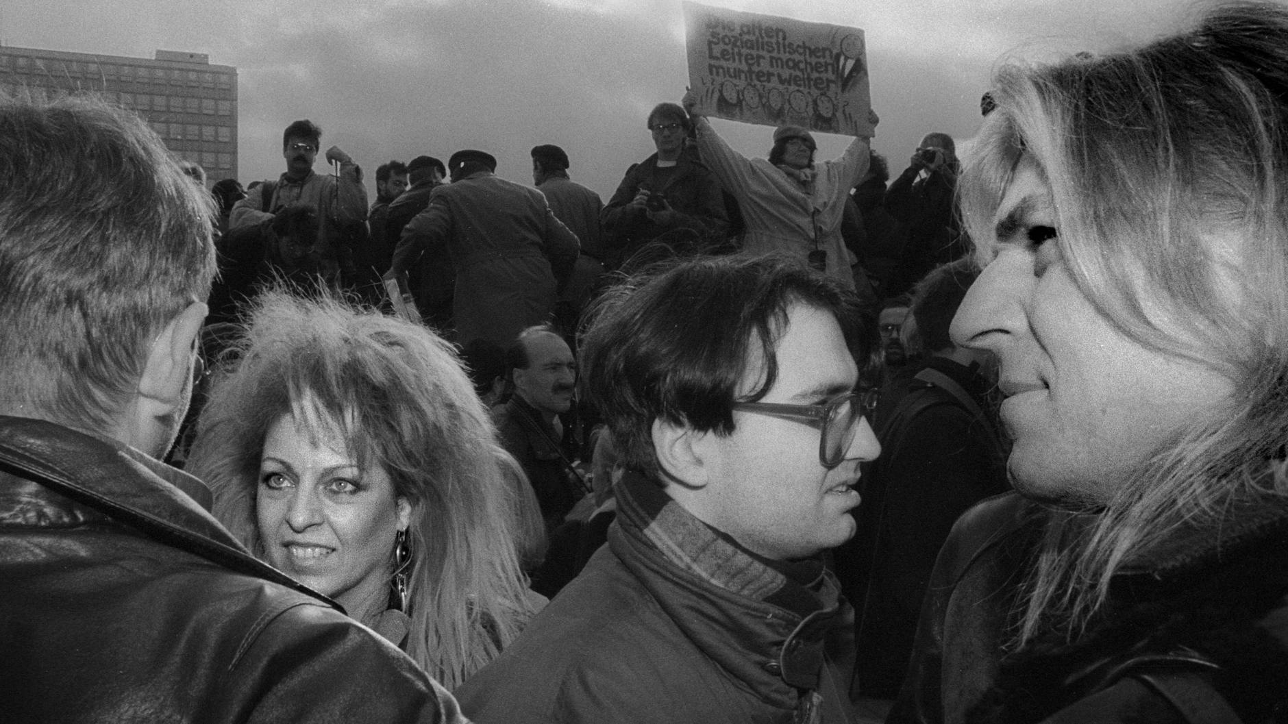 Tamara Danz auf der legendären Demonstration auf dem Alexanderplatz am 4. November 89, rechts Silly-Musiker Ritchie Barton
