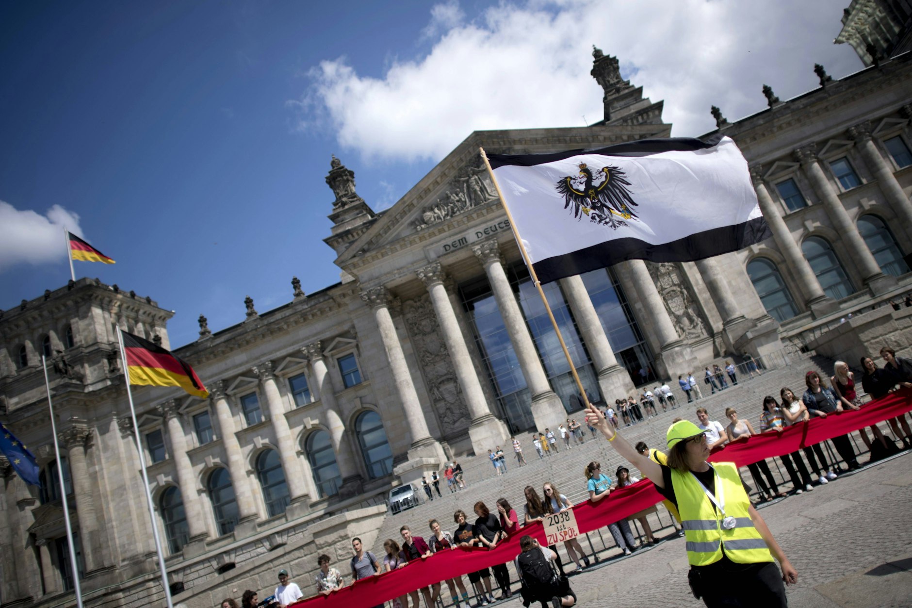 Gelbwesten und Reichsbürger vor dem Reichstag.