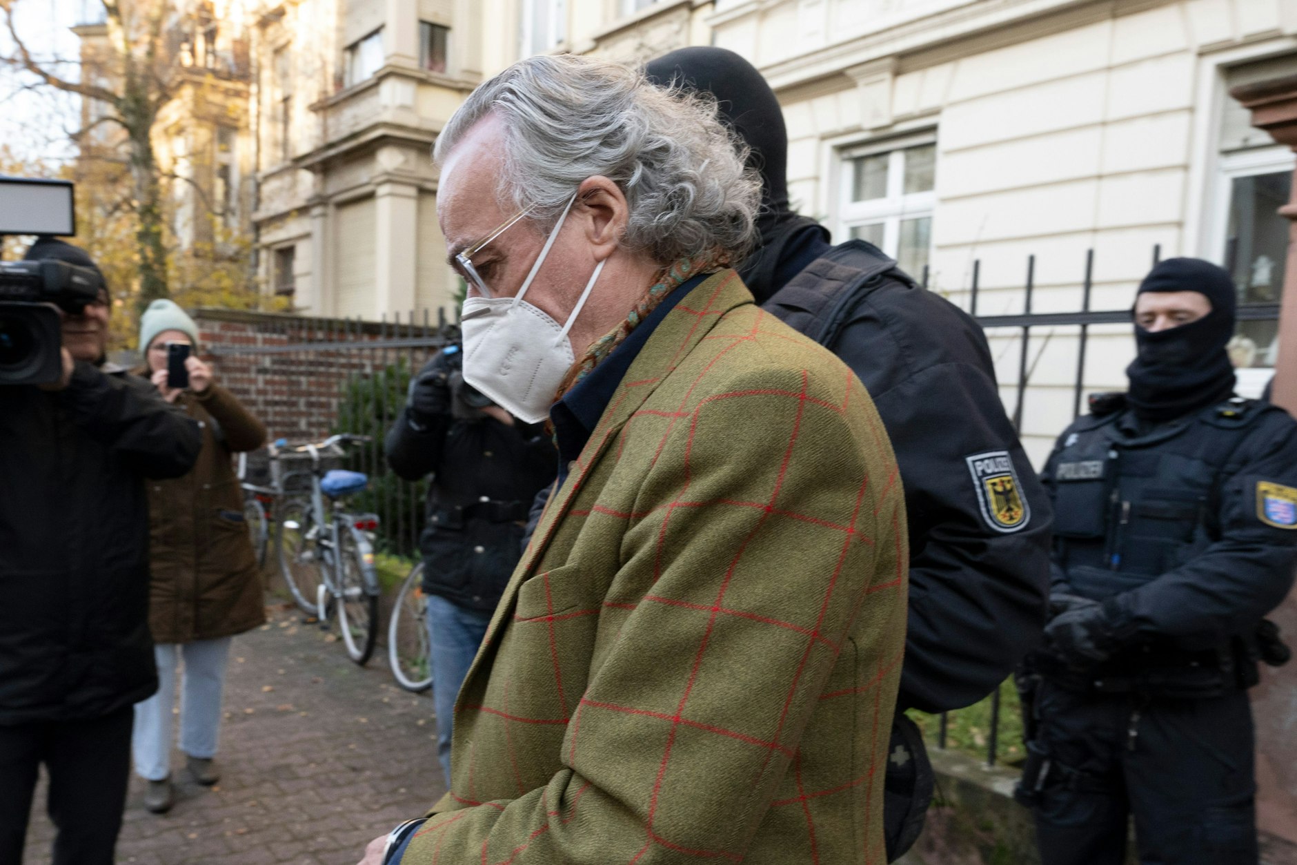 Heinrich XIII. Prinz Reuß (M.) wurde vergangenen Mittwoch im Rahmen einer bundesweiten Razzia festgenommen.&nbsp;