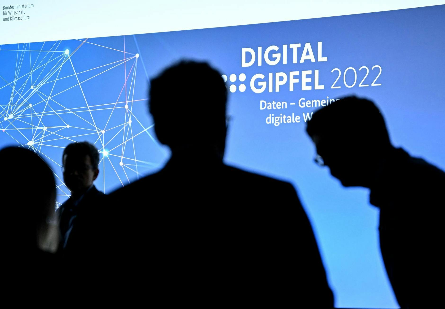 ARCHIV - Teilnehmer beim Digital-Gipfel 2022 der Bundesregierung.
