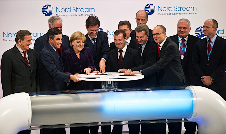 8. November 2011: Ex-Bundeskanzler Gerhard Schröder, der damalige französische Premierminister François Fillon, die damalige Bundeskanzlerin Angela Merkel, der niederländische Premierminister Mark Rutte und der damalige russische Präsident Dmitri Medwedew öffnen ein symbolisches Ventil während einer Einweihungszeremonie für Nord Stream in Lubmin.&nbsp;