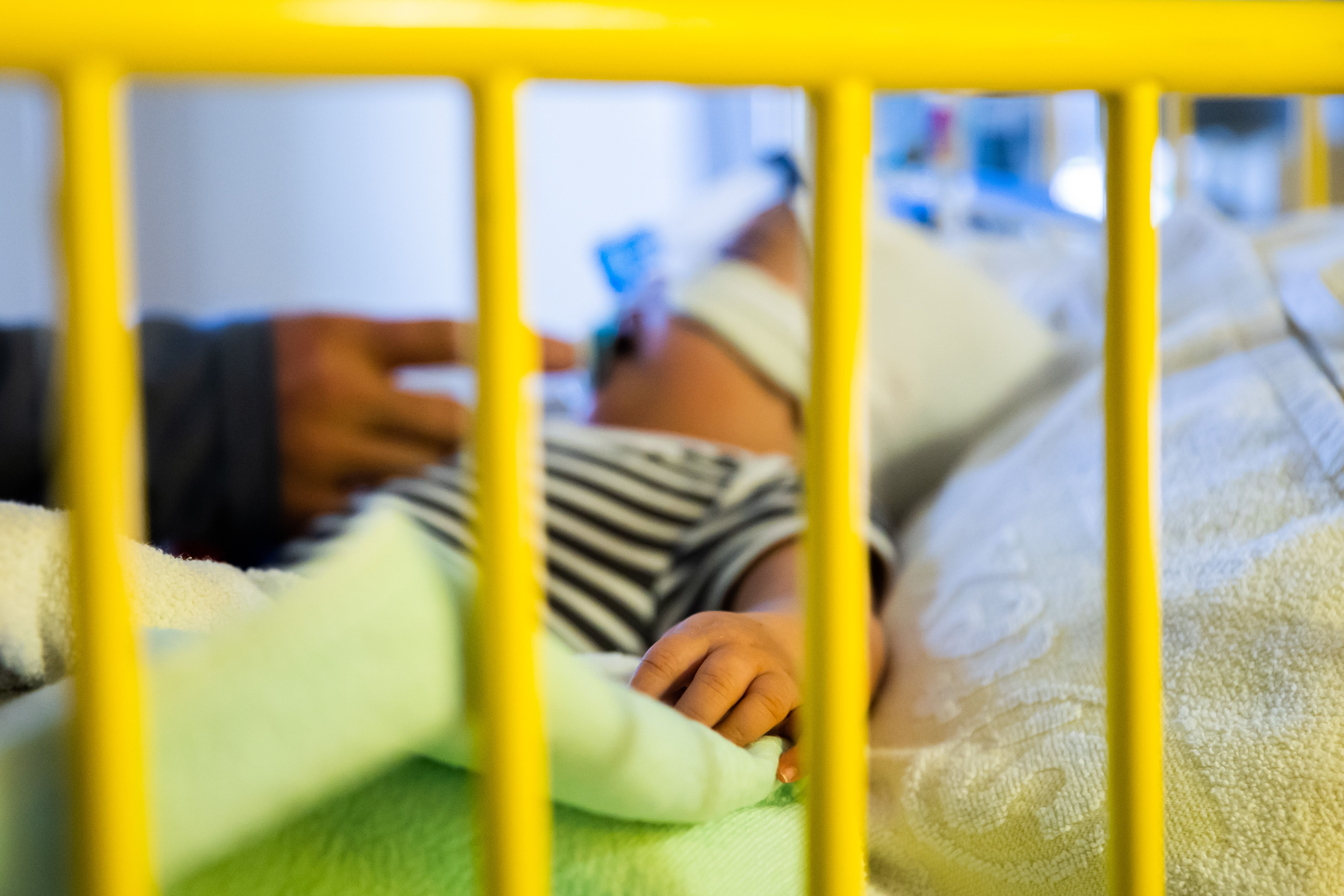 Jetzt müssen schon Babys beatmet werden. Die Berliner Kinderkliniken sind am Limit – zu Besuch auf einer Intensivstation