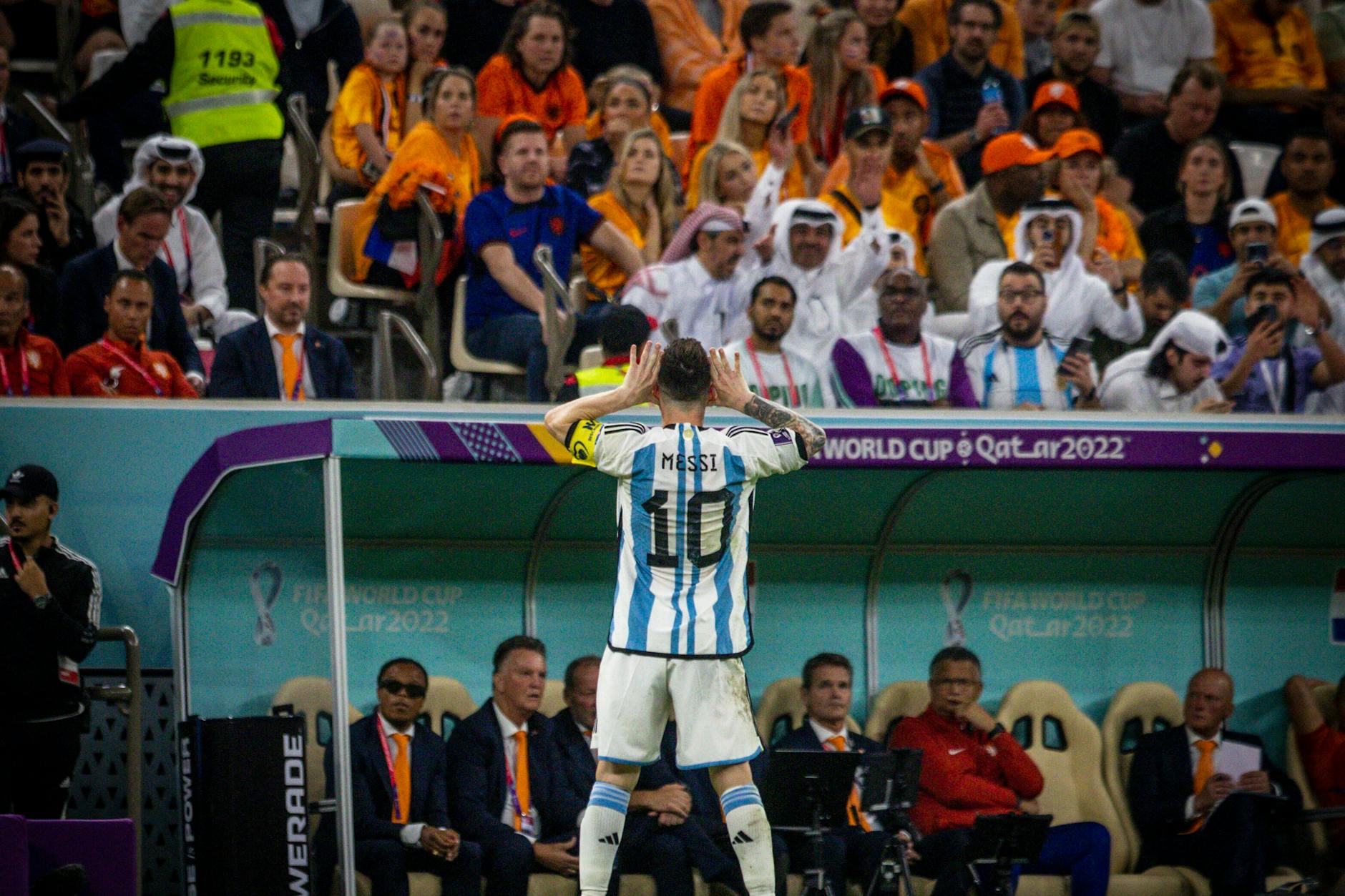 Argentiniens Lionel Messi (35) provozierte mit seinem Torjubel die Niederlande, wischte vor allem Bondscoach Louis van Gaal mit seiner Geste eins aus.