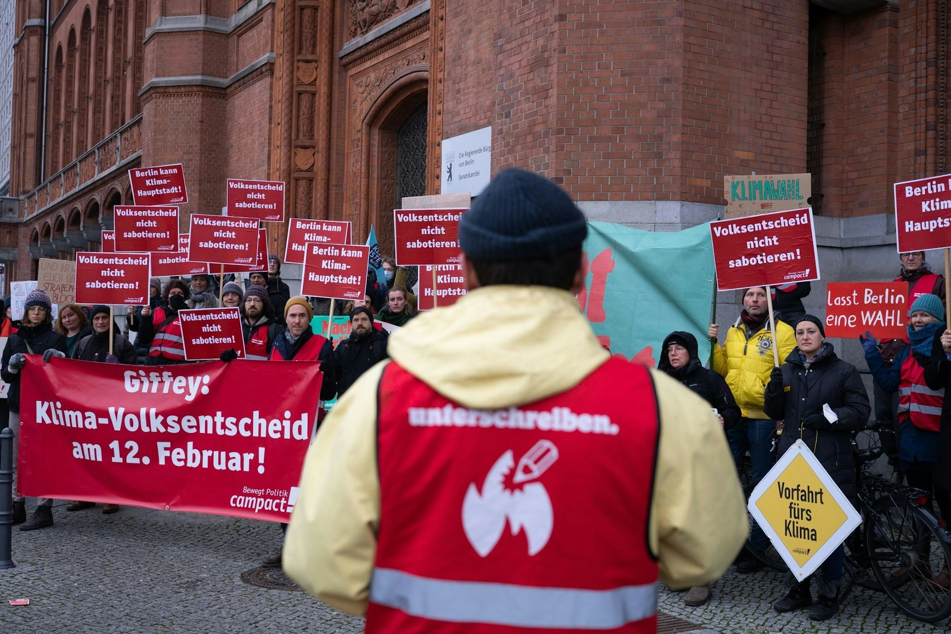 Vorm Roten Rathaus demonstrierten die Aktivisten vom „Volksentscheid Berlin 2030 klimaneutral“ für den Termin am 12. Februar. Jetzt sind sie gescheitert.