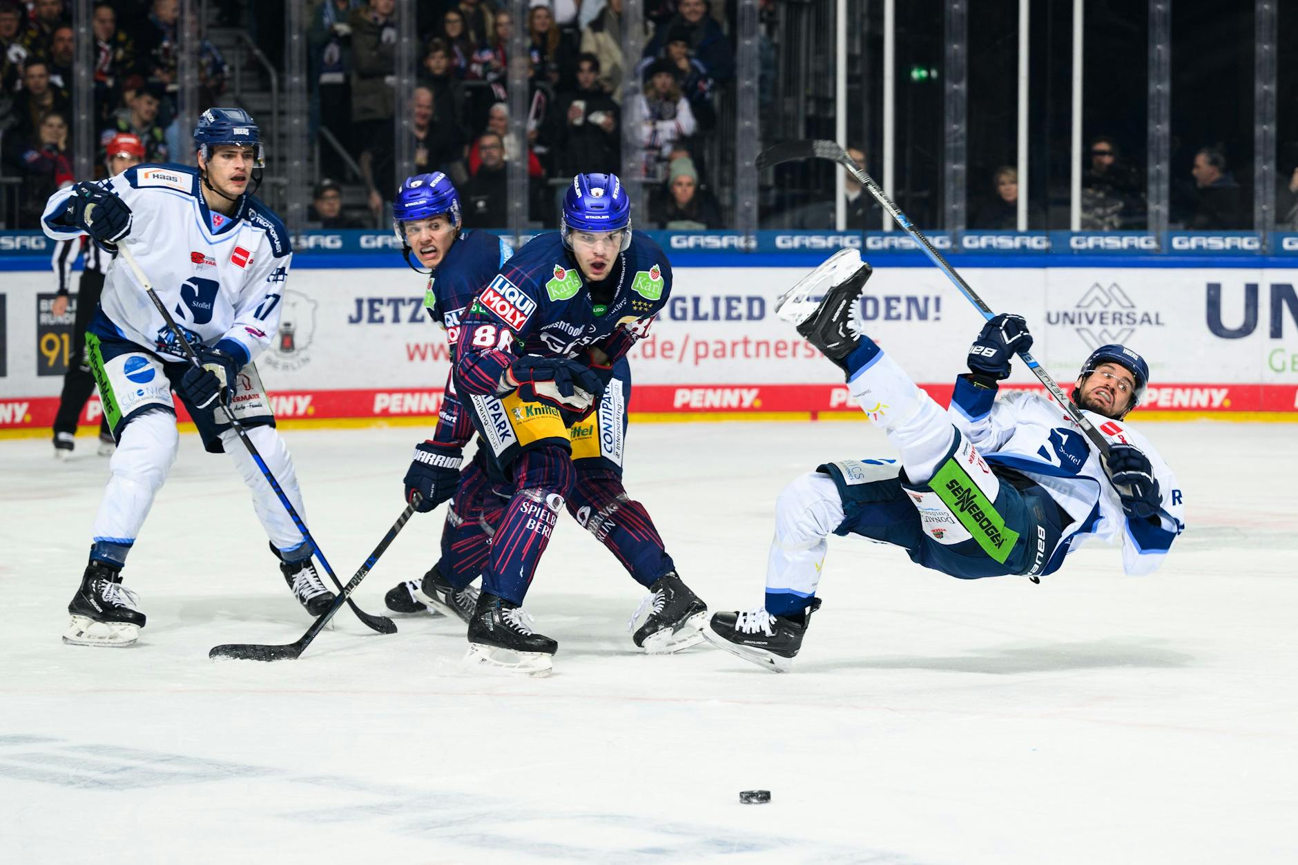 Eisbär Maximilian Heim (Mitte) bringt den Gegnern das Fliegen bei.