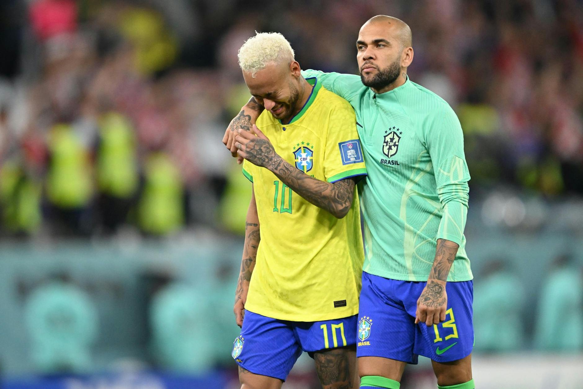Dani Alves (r) tröstet Neymar.