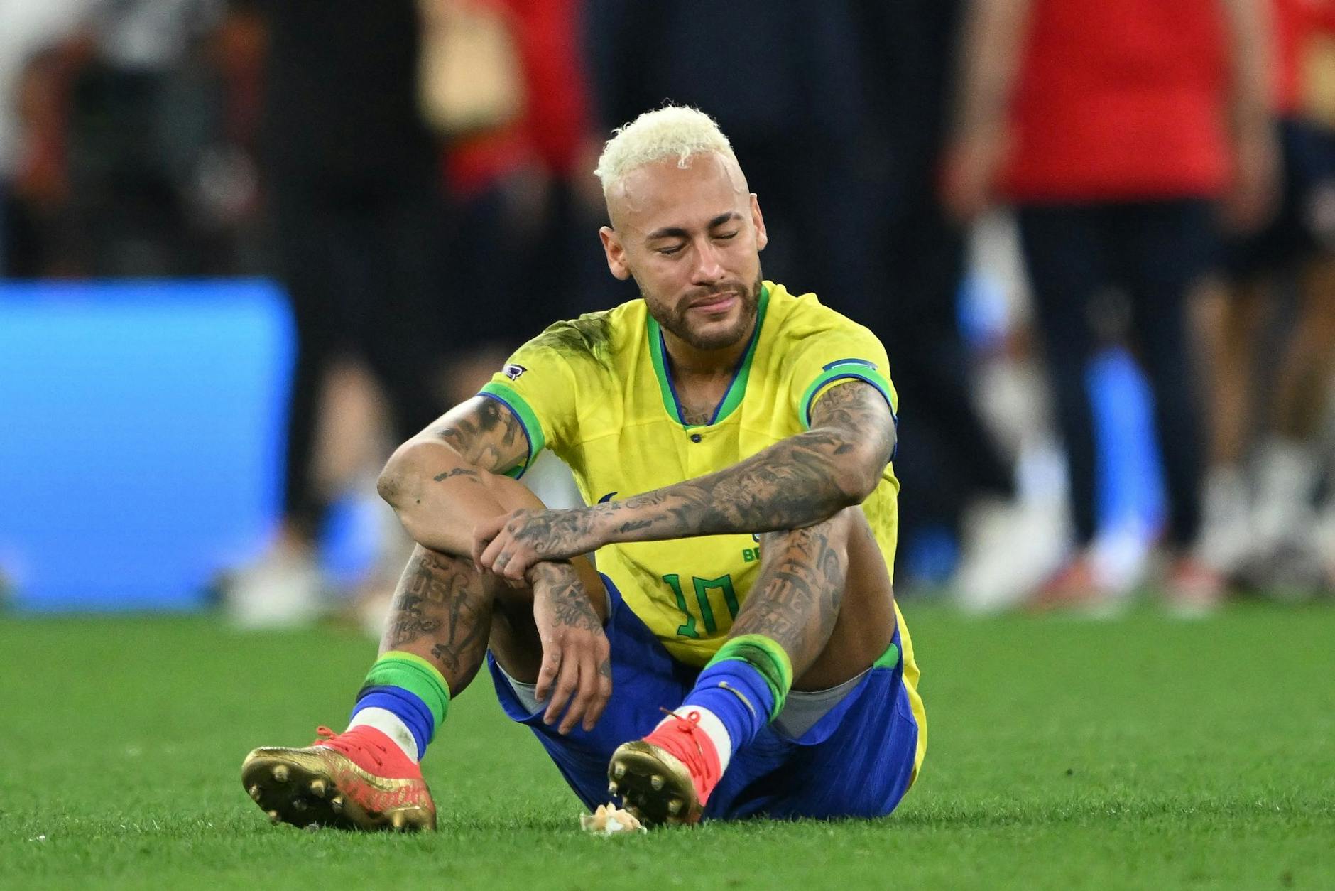 Brasiliens Neymar sitzt nach der Niederlage gegen Kroatien enttäuscht auf dem Spielfeld.