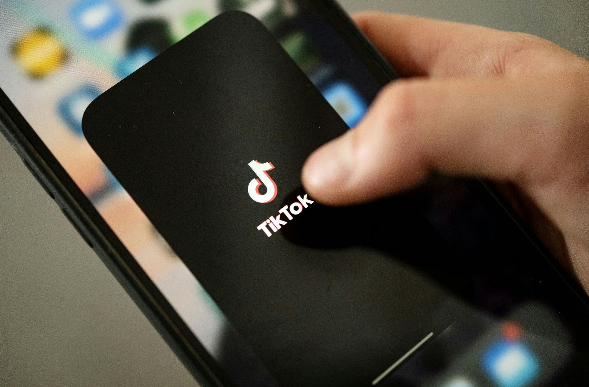 ARCHIV - Bei dem Verfahren bezüglich Tiktoks Datensicherheitgeht es vor allem um Verbindungen zu China und den Einfluss der dortigen Regierung auf die App.