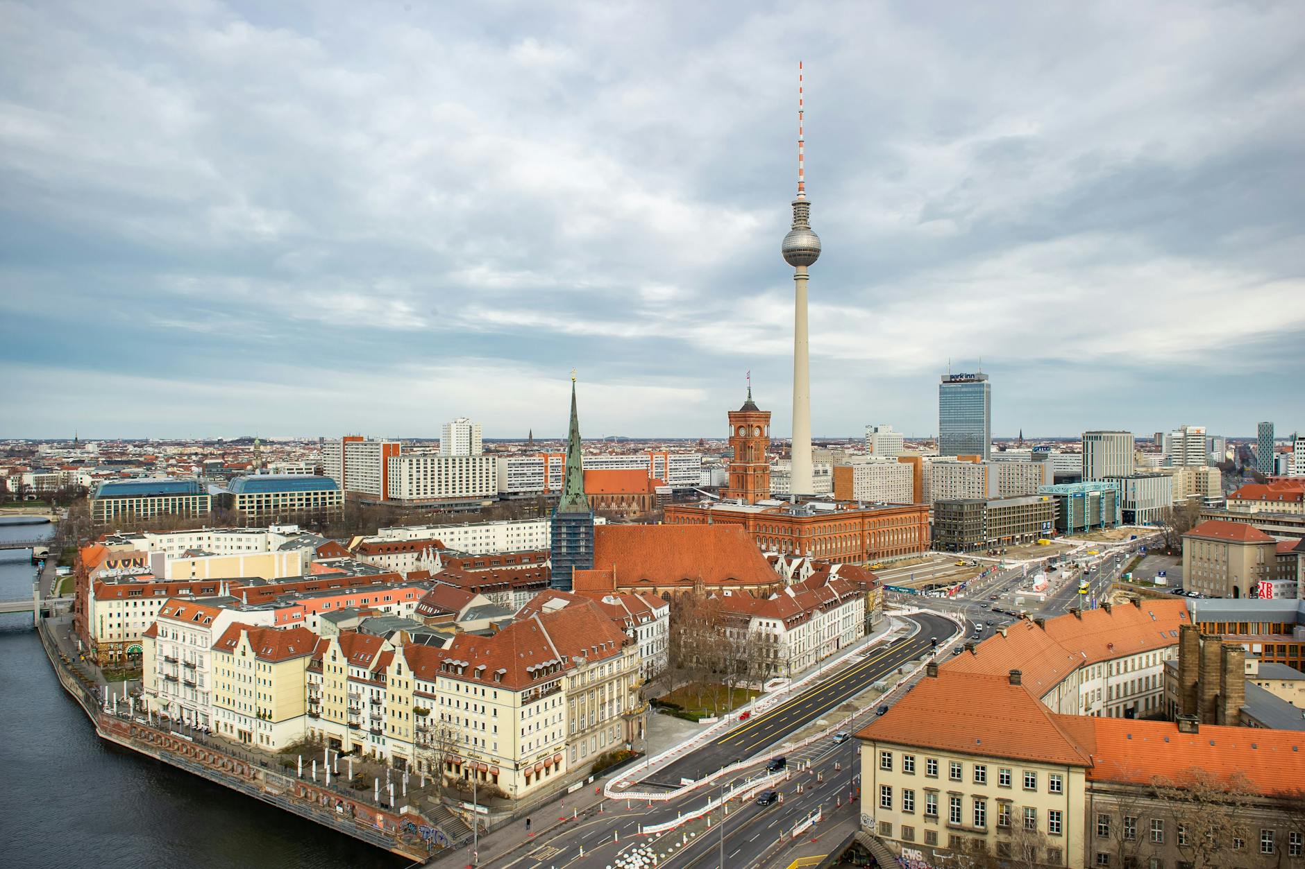 Blick auf das Nikolaiviertel, das Rote Rathaus und den Fernsehturm im Bezirk Mitte. Bis zum Jahr 2040 soll die Einwohnerzahl des Bezirks um 22.900 Menschen steigen.