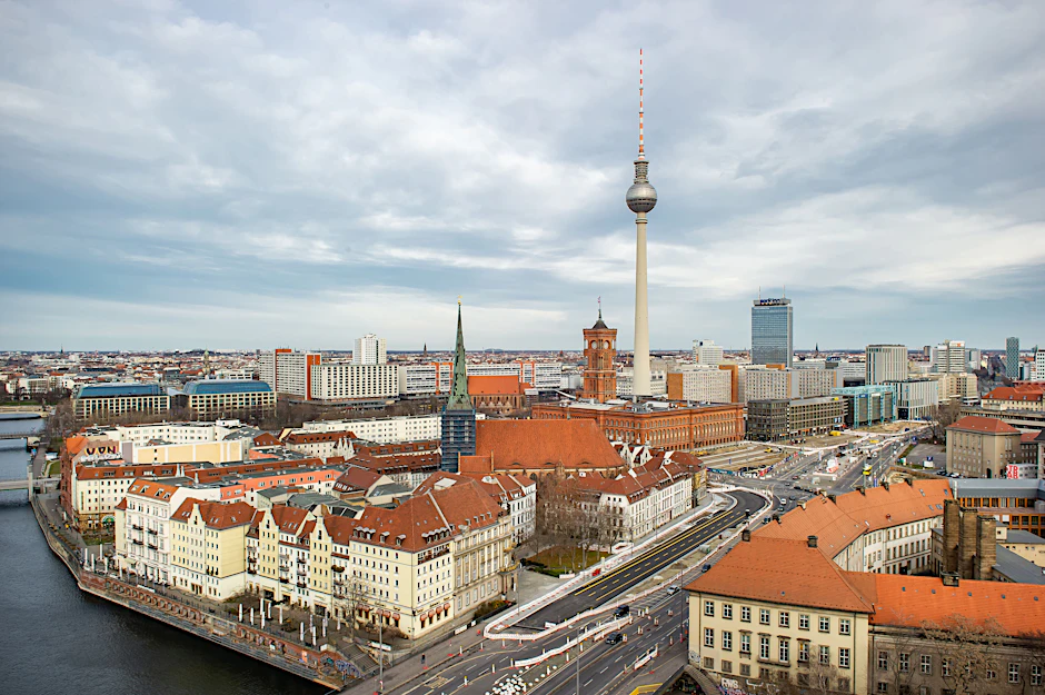 Blick auf das Nikolaiviertel, das Rote Rathaus und den Fernsehturm im Bezirk Mitte. Bis zum Jahr 2040 soll die Einwohnerzahl des Bezirks um 22.900 Menschen steigen.
