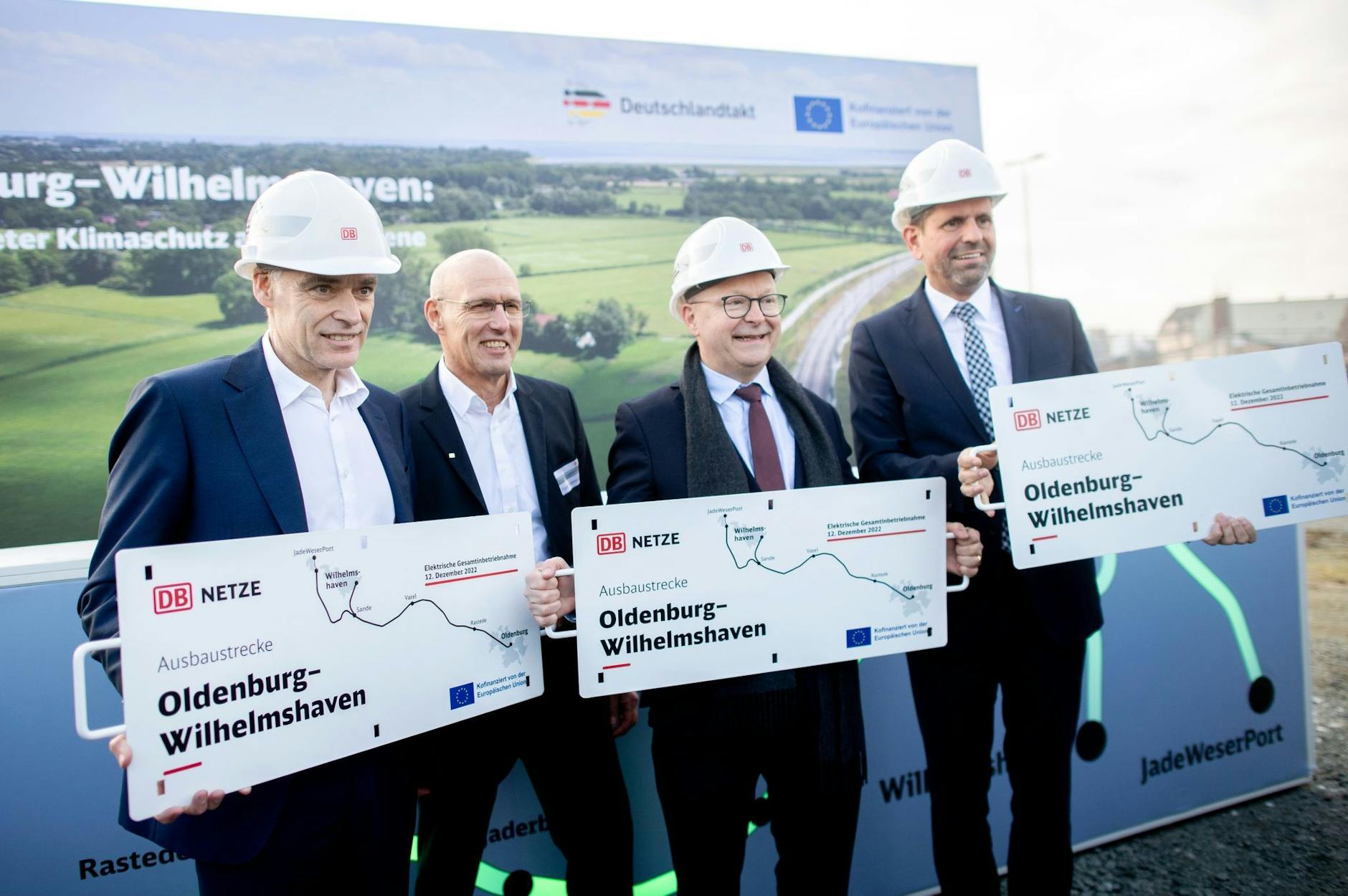 Bahnvorstand Berthold Huber (l-r), Gesamtprojektleiter Frank Heuermann, Staatssekretär Michael Theurer und Niedersachsens Verkehrsminister Olaf Lies eröffnen symbolisch die modernisierte Bahnstrecke zwischen Oldenburg und Wilhelmshaven.