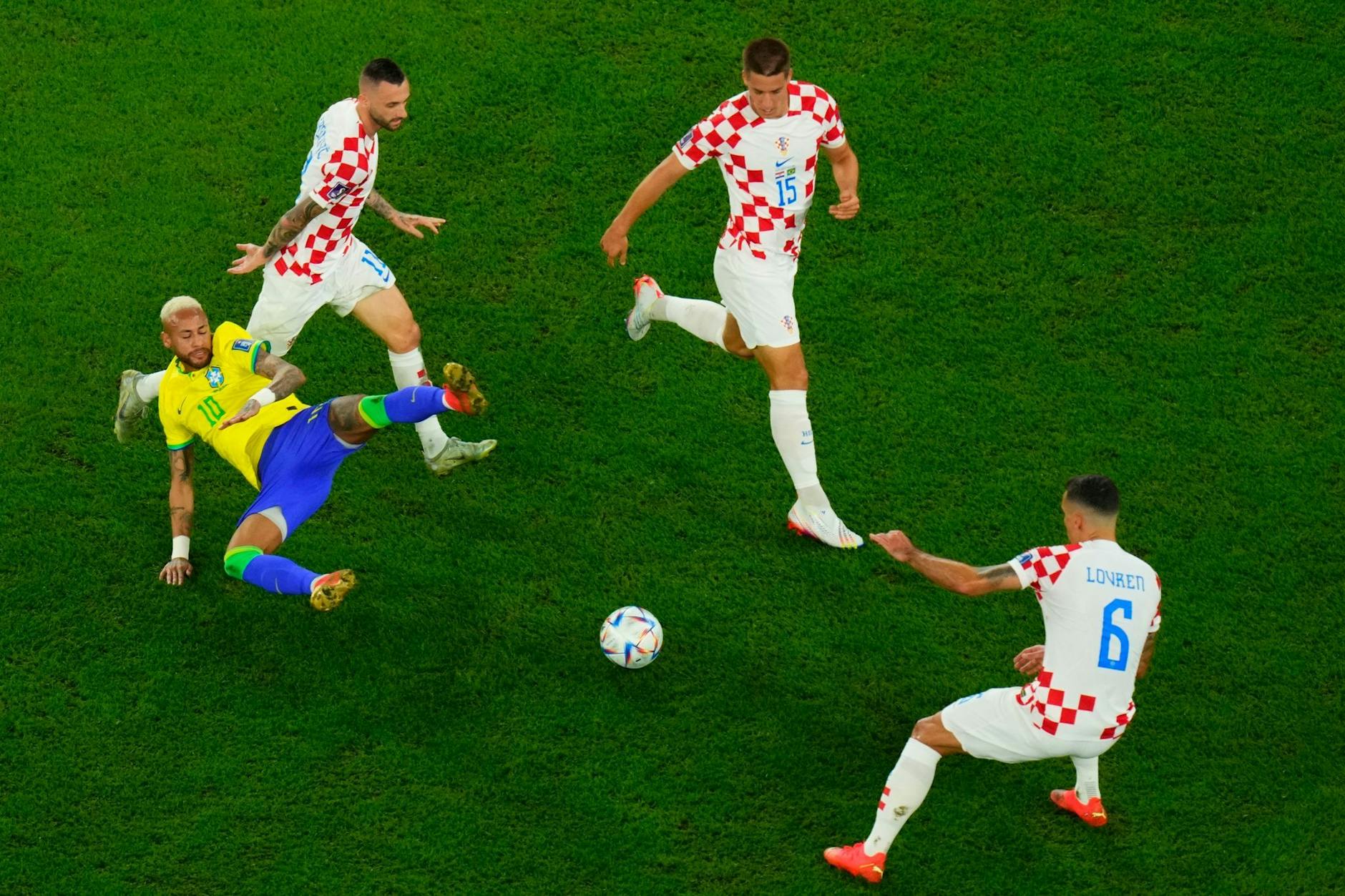 Brasiliens Neymar (l) wird von drei Kroaten beackert.