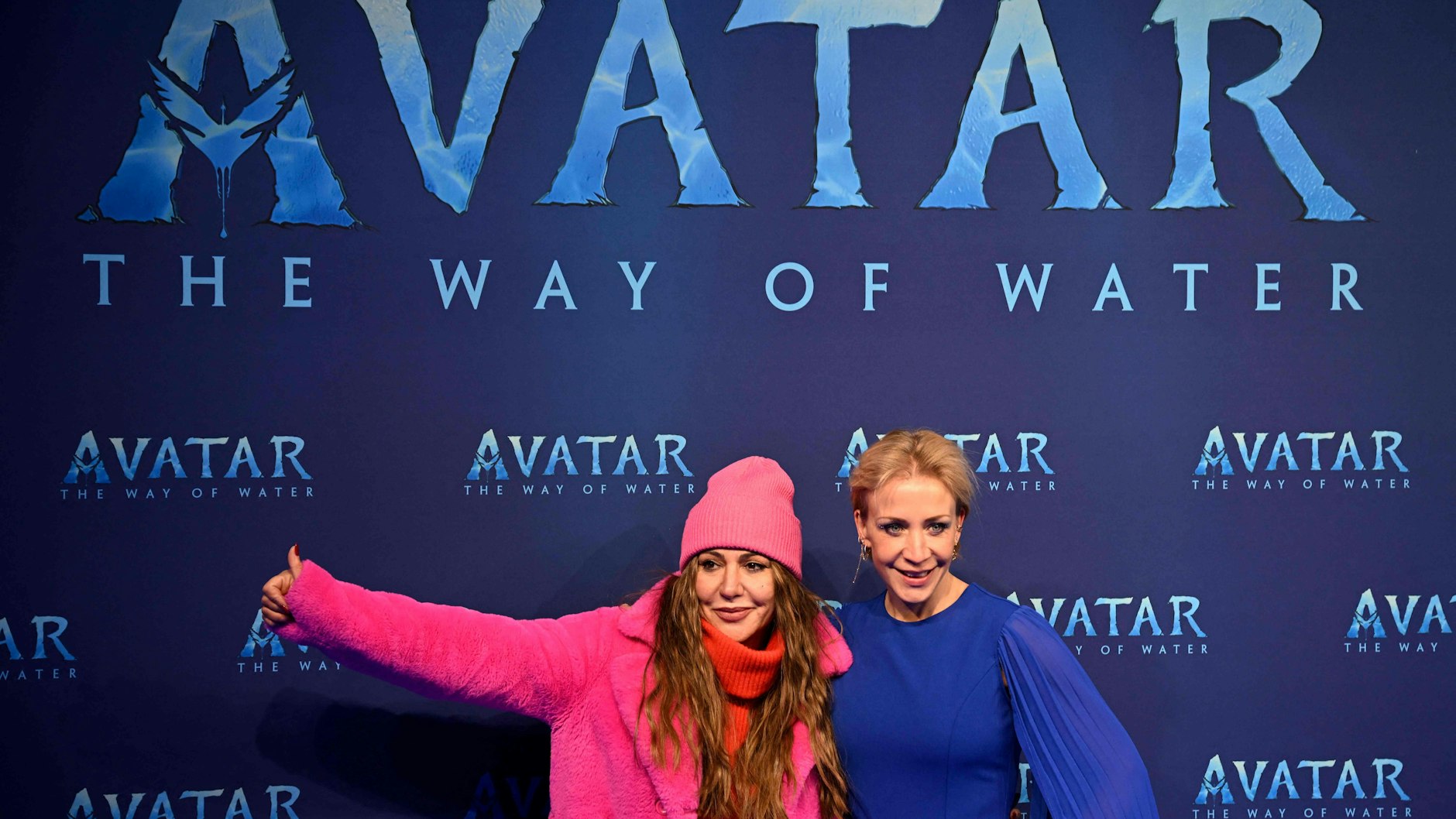 Berlin: Die Schauspielerinnen Simone Thomalla (l.) und Annika Ernst kommen zur Deutschlandpremiere von „Avatar: The Way of Water“.&nbsp;