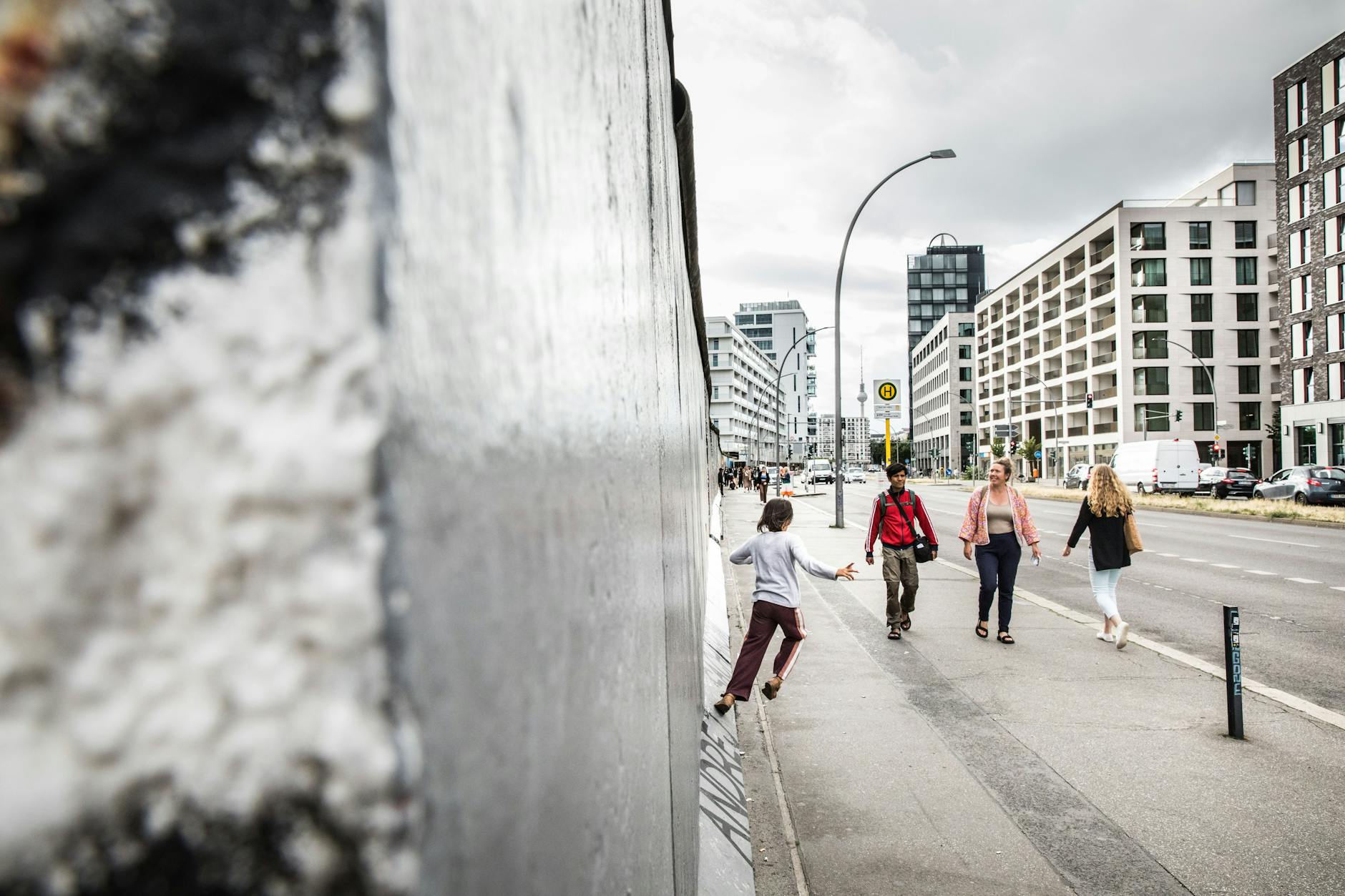 Die Tamara-Danz-Straße beginnt gegenüber der East Side Gallery.