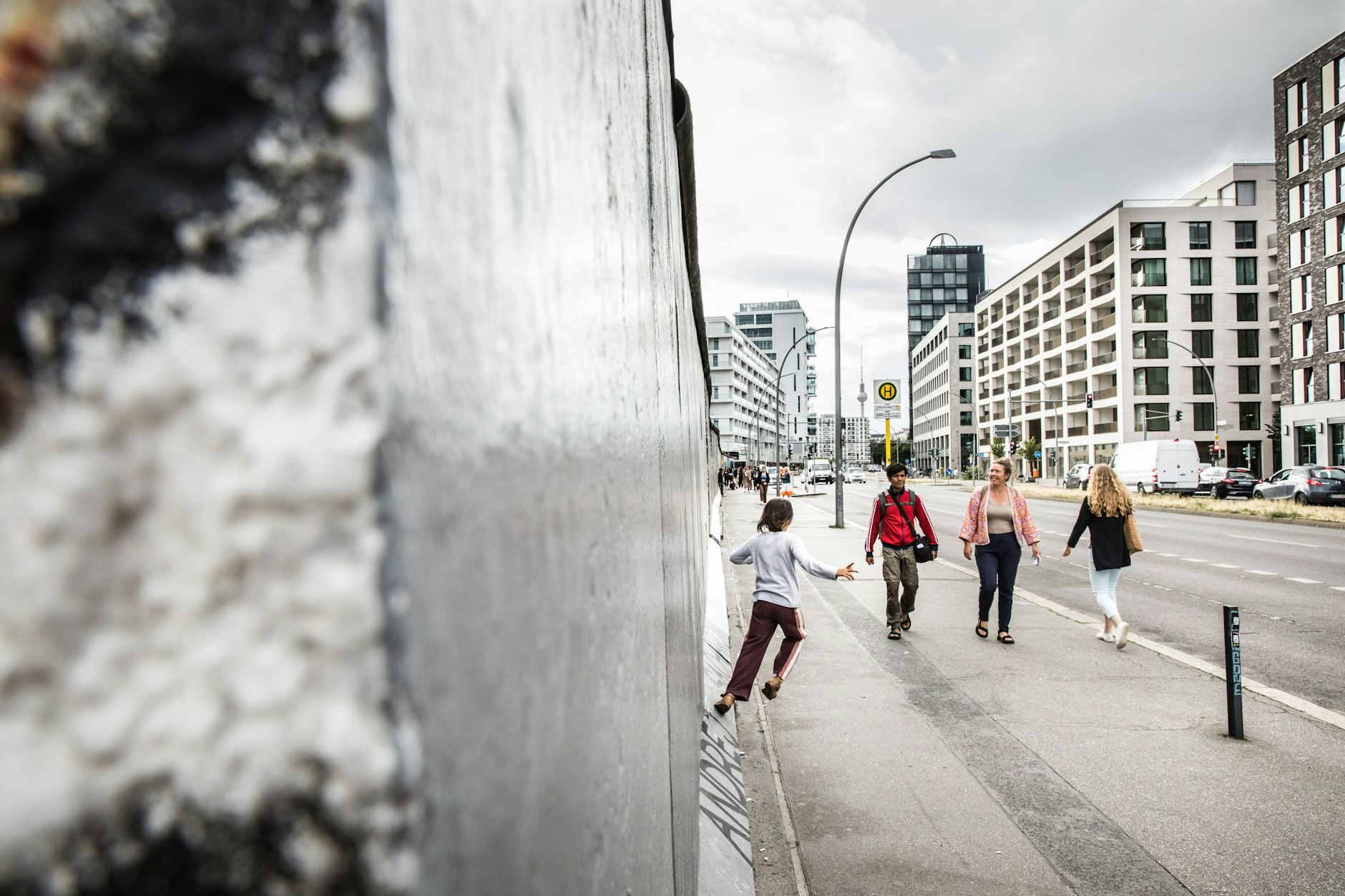 Die Tamara-Danz-Straße beginnt gegenüber der East Side Gallery.