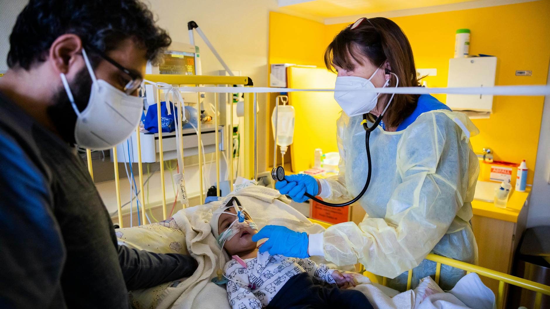Beatrix Schmidt, Chefärztin der Klinik für Kinder- und Jugendmedizin am St. Joseph-Krankenhaus, untersucht im Beisein von Vater Ziyad Salem den achteinhalb Monate alten Omran Salem.