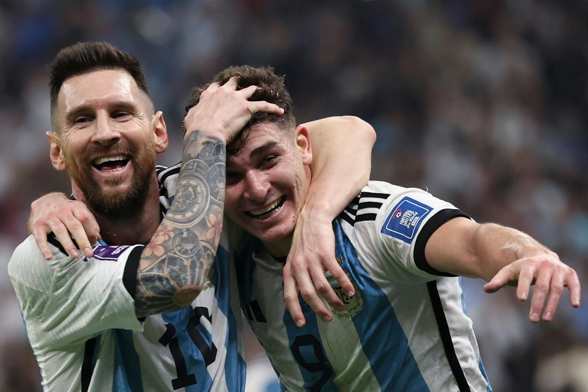 Lionel Messi (l.) jubelt mit dem Doppeltorschützen Julián Álvarez.