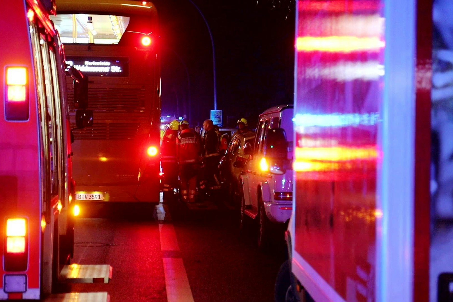 Rettungskräfte der Berliner Feuerwehr am vergangenen Sonnabend: Zwei Schülerinnen waren in der Leonorenstraße in Steglitz unter einen Bus geraten. Der Notarzt war nach neun Minuten da. Der RTW brauchte 20 Minuten.