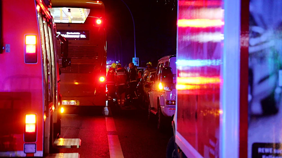 Rettungskräfte der Berliner Feuerwehr am vergangenen Sonnabend: Zwei Schülerinnen waren in der Leonorenstraße in Steglitz unter einen Bus geraten. Der Notarzt war nach neun Minuten da. Der RTW brauchte 20 Minuten.