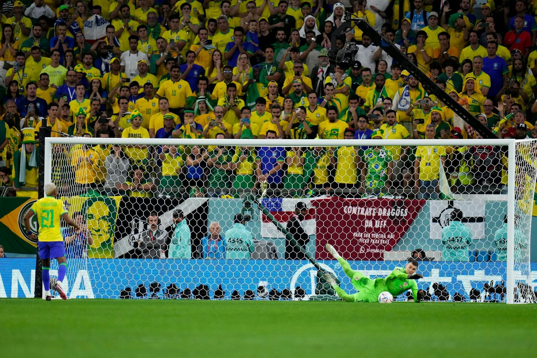 Dominik Livakovic pariert den Elfmeter von Brasiliens Rodrygo.