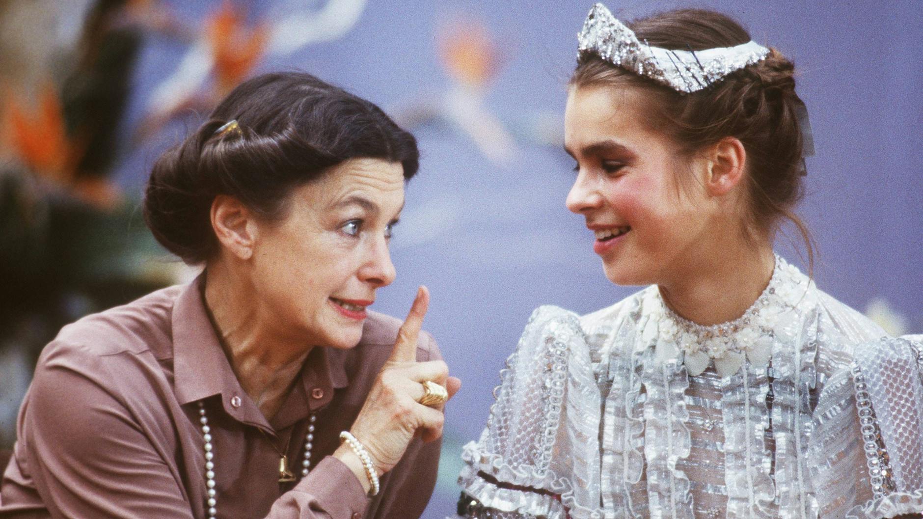 1984: Katarina Witt (re.) mit ihrer Trainerin Jutta Müller. In dem Jahr schaffte die Eiskünstlerin erstmals das Tripple: Sie gewann Olympia, wurde Europa- und Weltmeisterin.