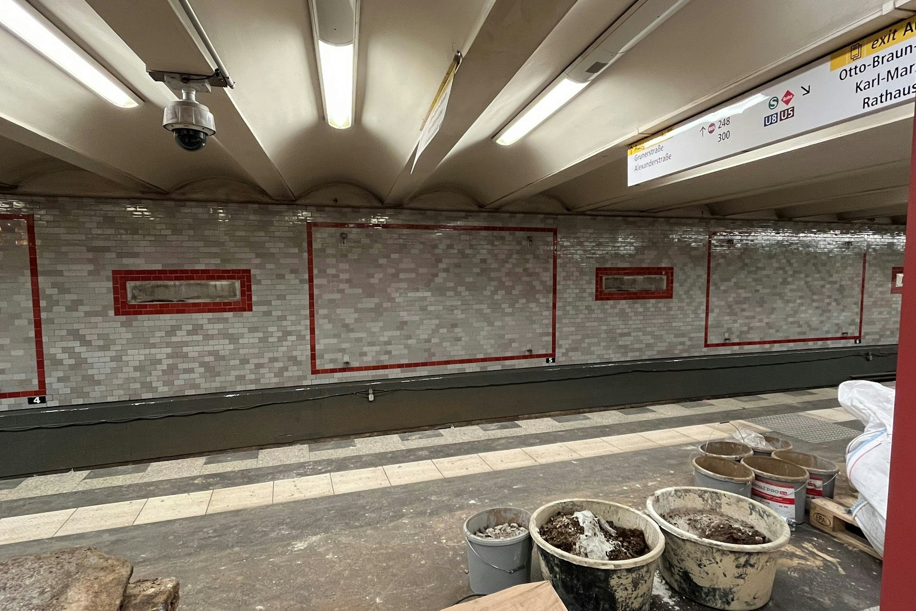 Betreten verboten! Im U-Bahnhof Alexanderlatz sind das Gleis nach Pankow und der dazugehörige Bahnsteig seit 7. Oktober gesperrt. Inzwischen wurden die Stationsschilder dort entfernt.