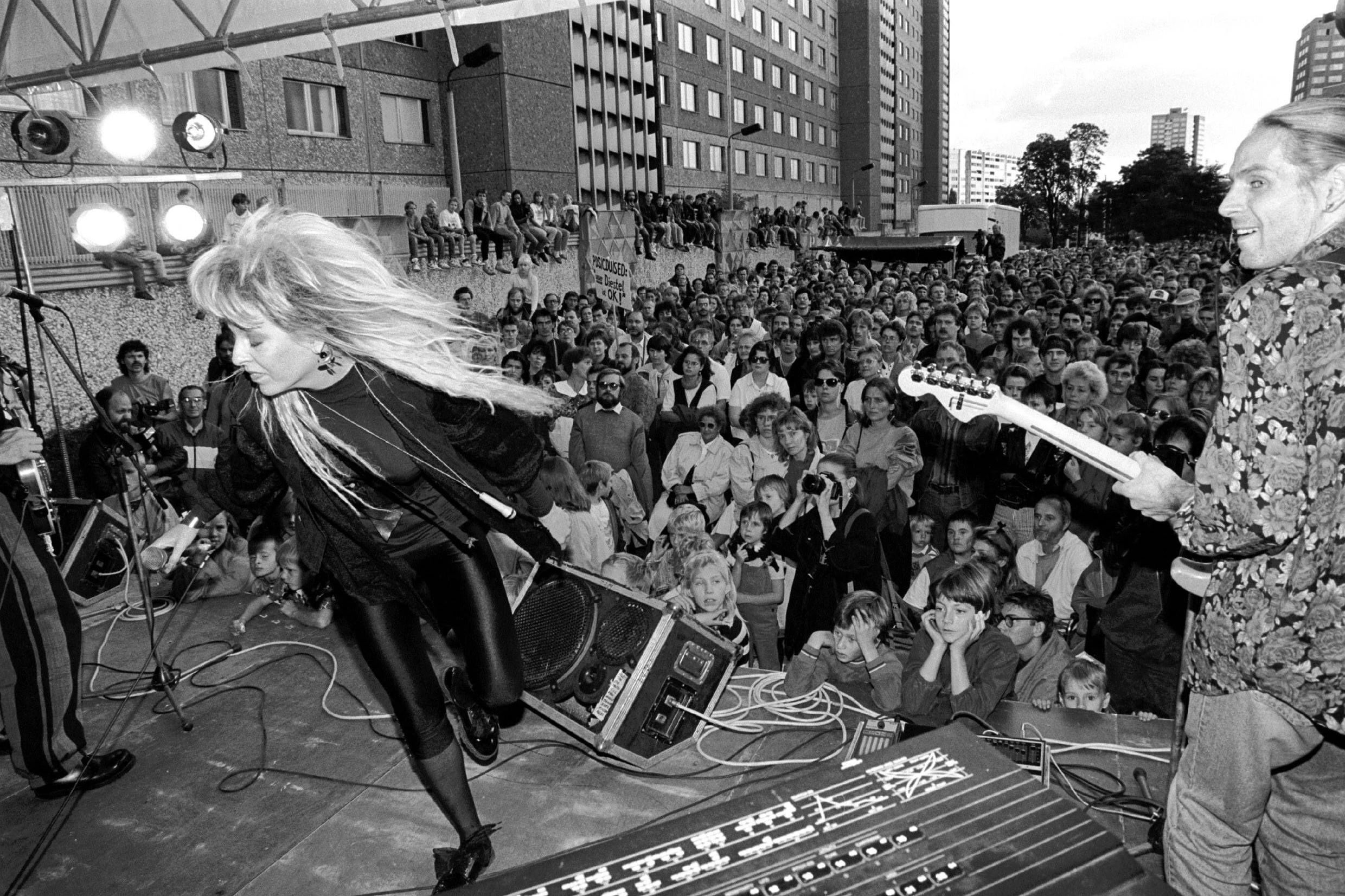 Politisch: Bürgerrechtler besetzten im September 1990 die Stasizentrale in der&nbsp;Normannenstraße, um die Vernichtung von Akten zu verhindern. Silly und andere Bands gaben dazu ein Konzert.