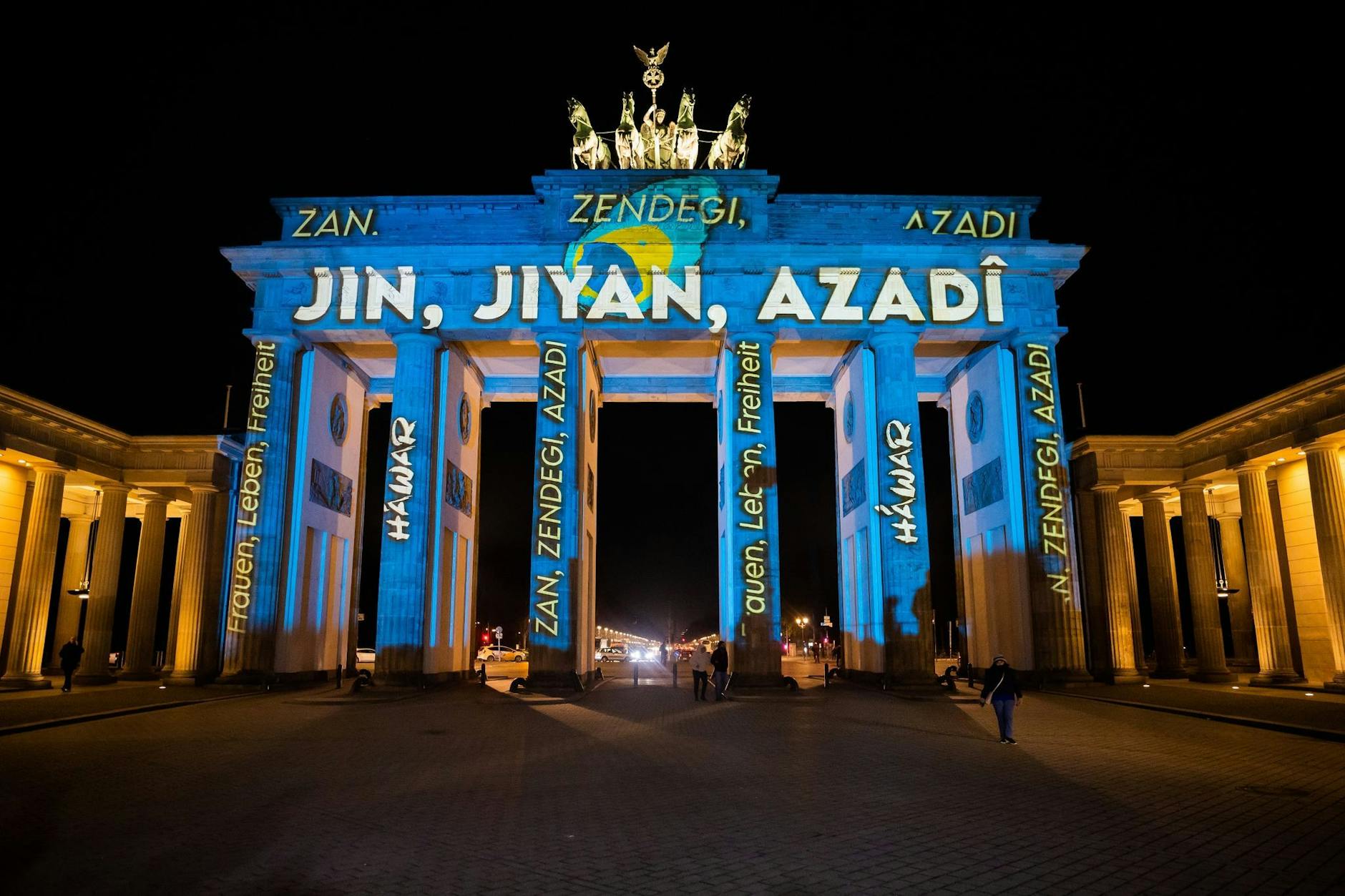Das Brandenburger Tor wird bei einer Protestaktion für den Iran mit dem persischen Schriftzug „Zan – Zendegi – Azadi“ („Frau – Leben – Freiheit“) angestrahlt.