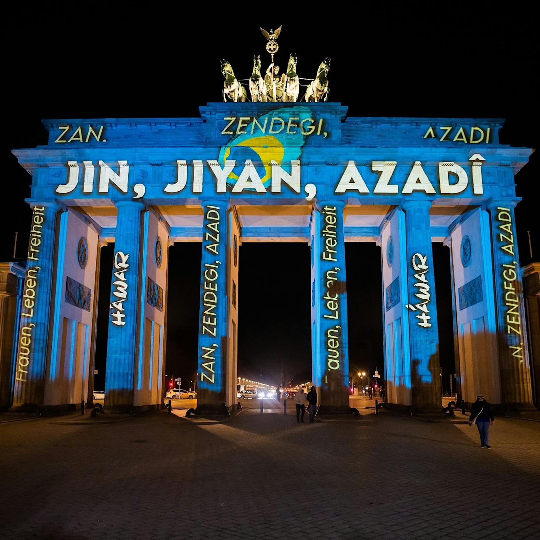 Brandenburger Tor erstrahlt mit Schriftzug der iranischen Protest-Bewegung