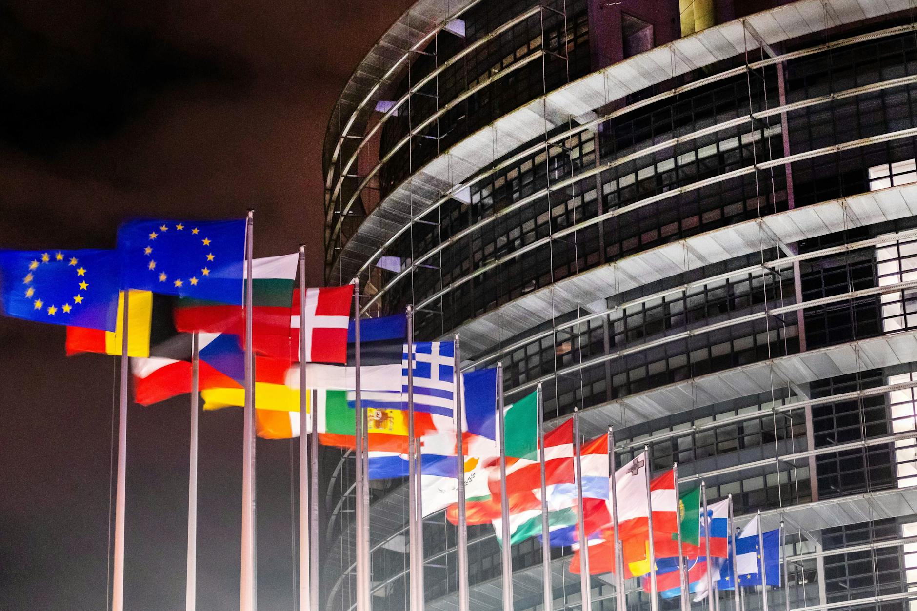 Die Flaggen der europäischen Mitgliedstaaten wehen vor dem Gebäude des Europäischen Parlaments in Straßburg. Drinnen suchen die Abgeordneten einen Weg aus der Korruptionsaffäre.