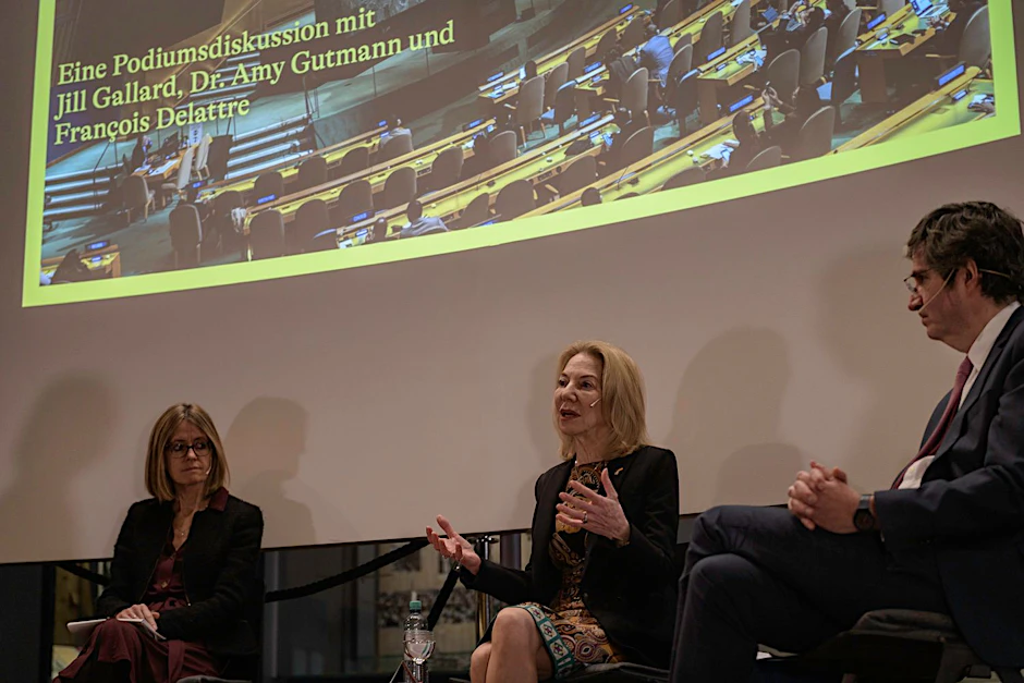 Diplomatendebatte im AlliiertenMuseum (v. l.): die Botschafterinnen Jill Gallard und Amy Gutmann sowie Botschafter François Delattre.