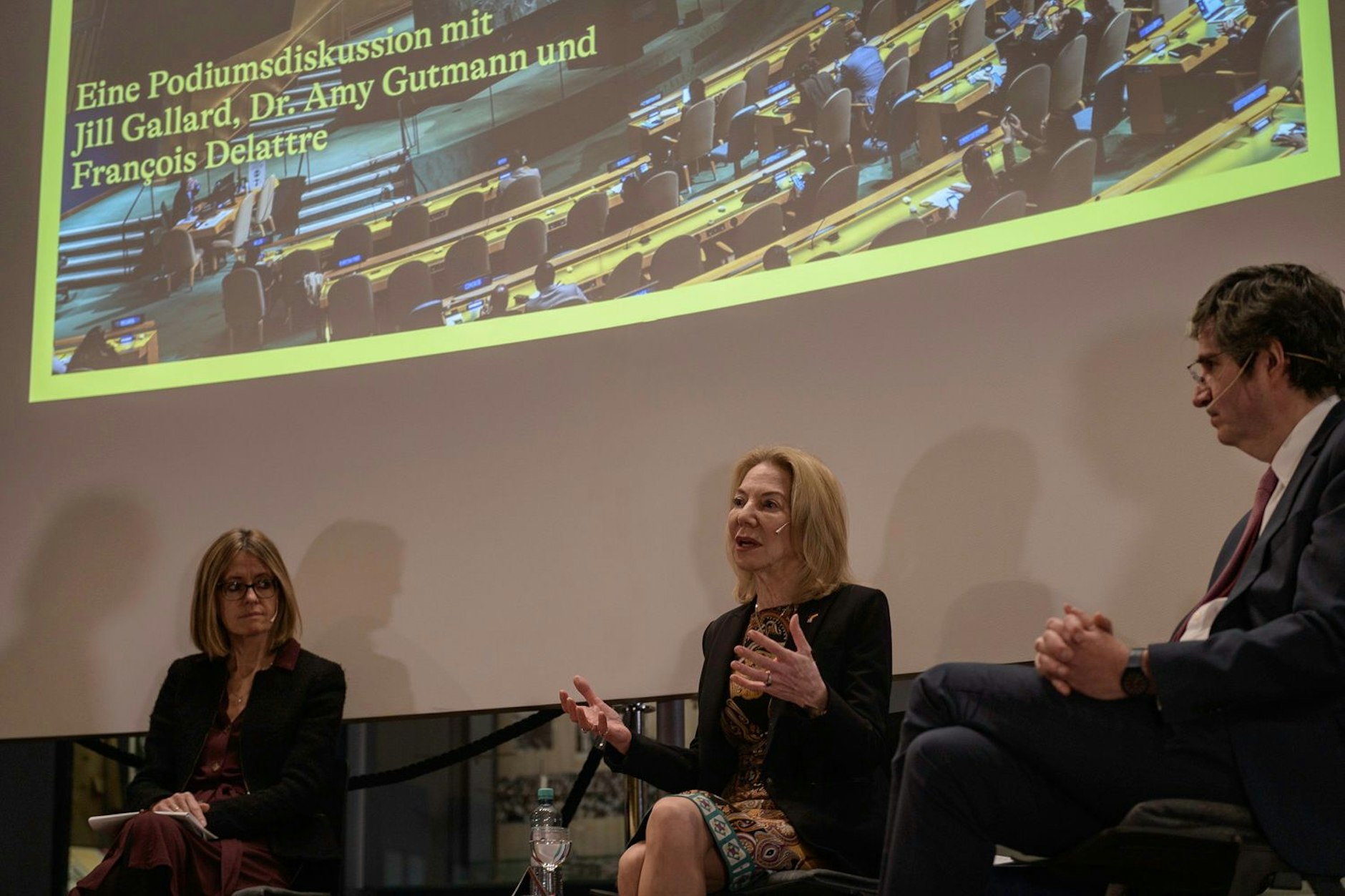 Diplomatendebatte im AlliiertenMuseum (v. l.): die Botschafterinnen Jill Gallard und Amy Gutmann sowie Botschafter François Delattre.