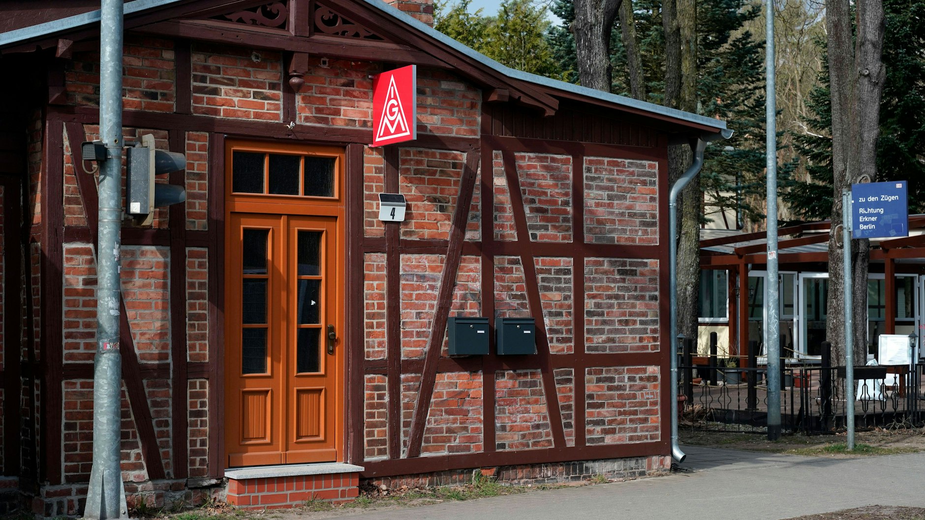 Die Gewerkschaft IG Metall hat in der Nähe des Werkes ein Ansprechbüro für die Mitarbeiter, das sich in einem Haus am Bahnhof Fangschleuse befindet.