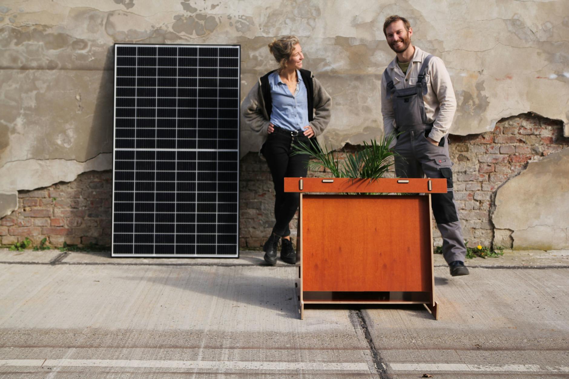 Gründerin und Geschäftsführerin von SunCrafter, Lisa Wendzich, mit Co-Gründer Bryce Felmingham.